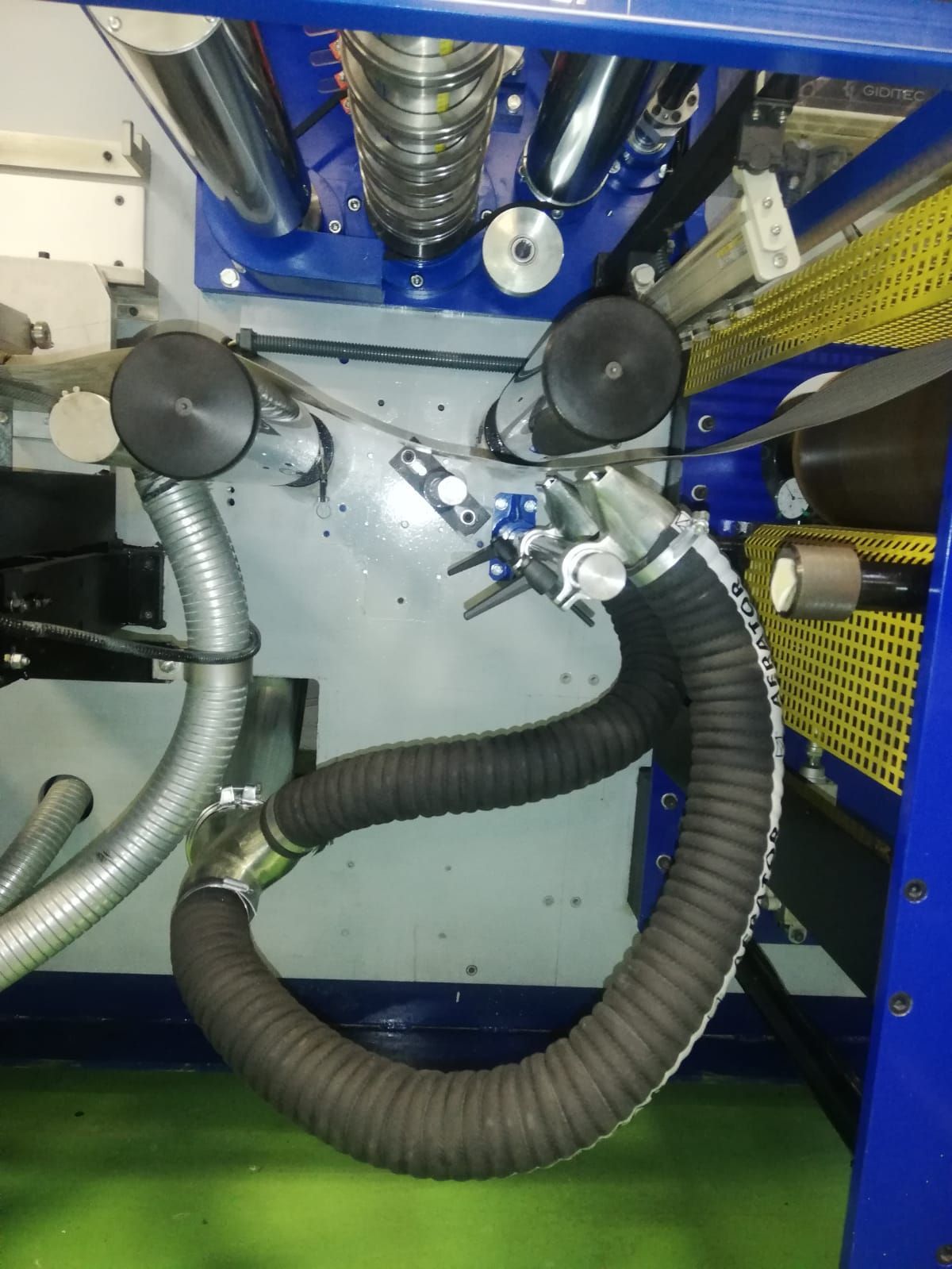 Un primer plano de una máquina con una manguera conectada a ella.