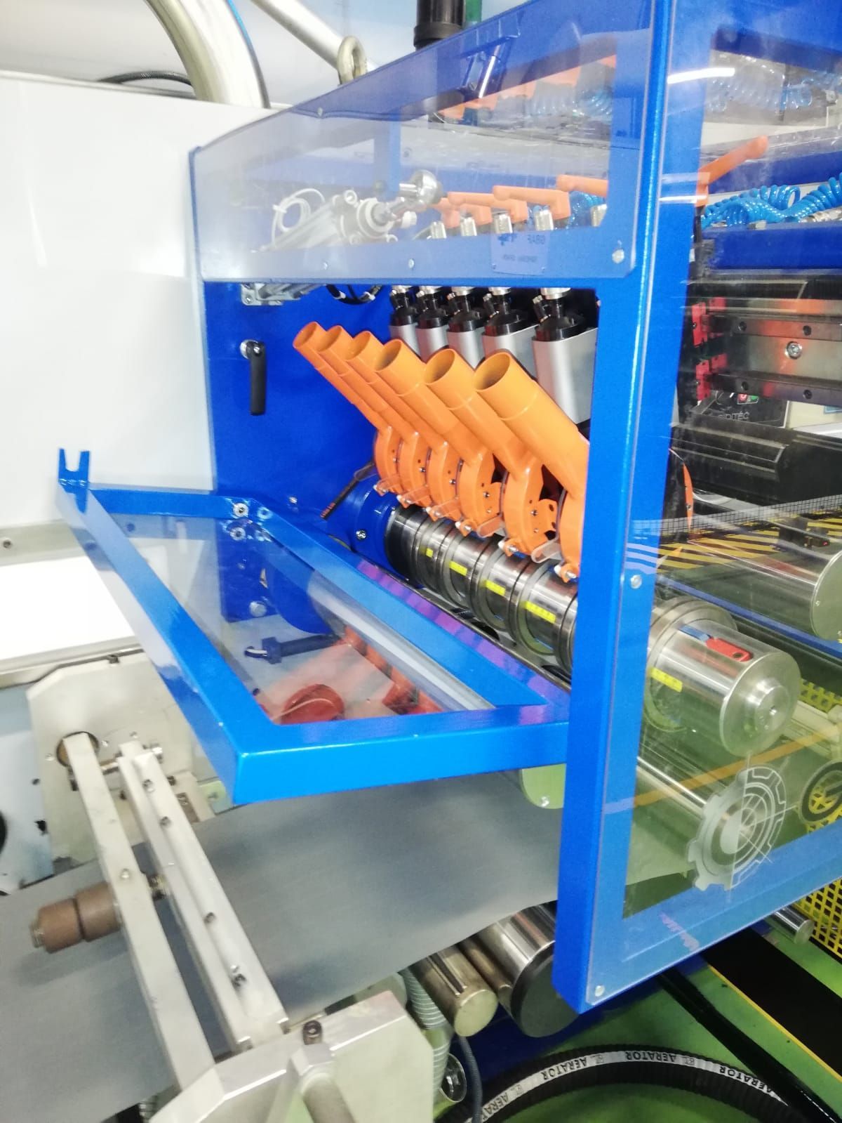 Una máquina azul y naranja con una cubierta transparente.