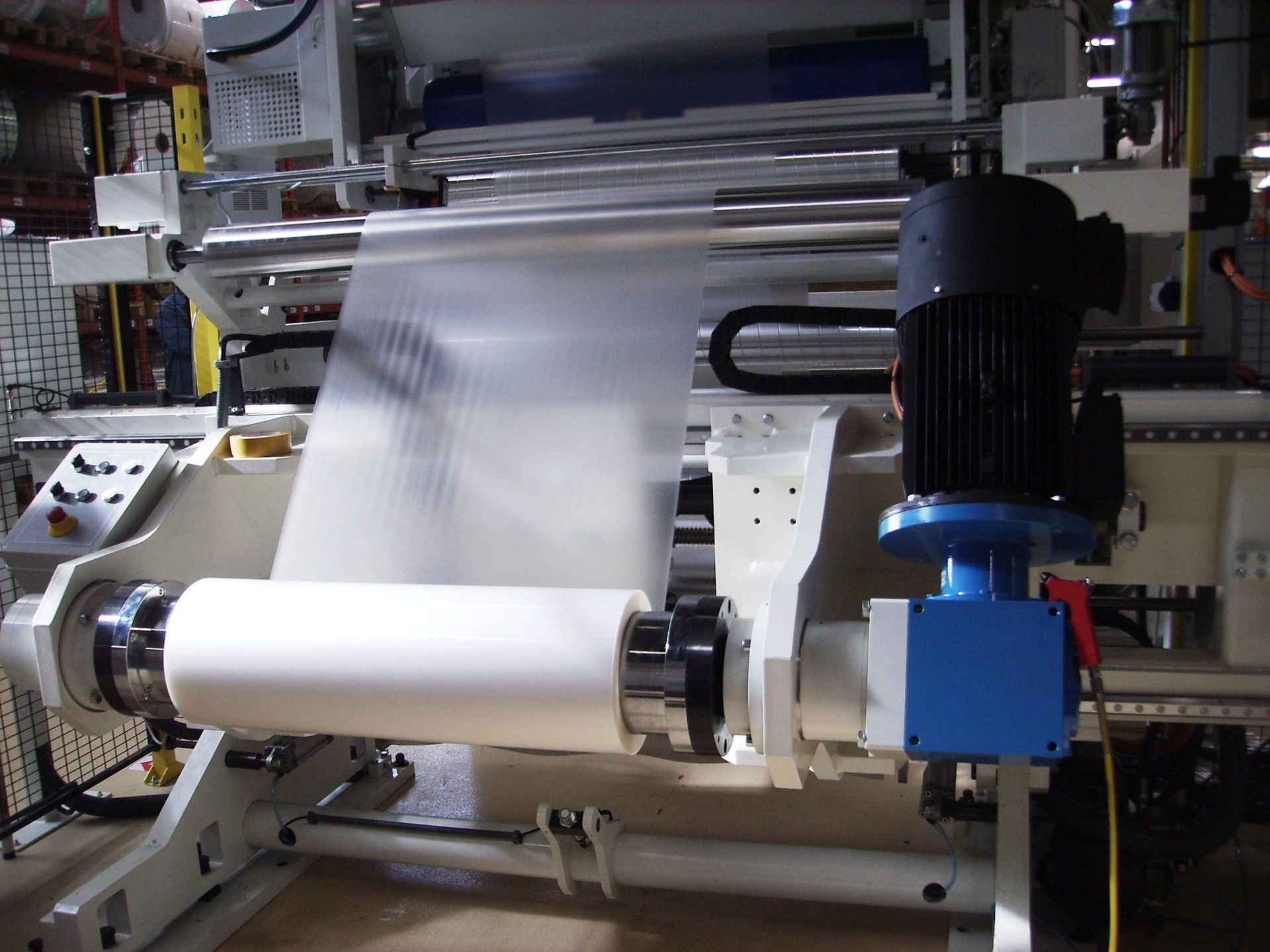 Una máquina que fabrica un rollo de papel.