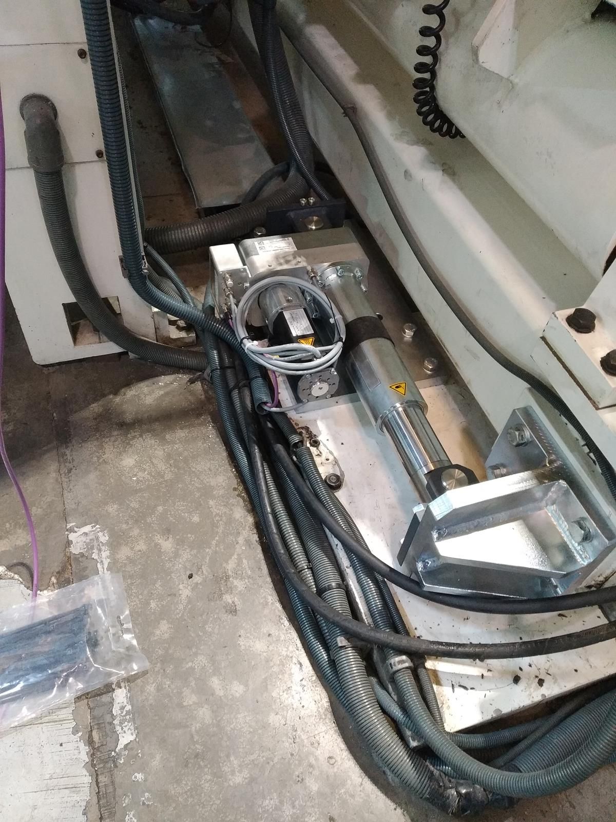 Un primer plano de una máquina con un montón de cables saliendo de ella.