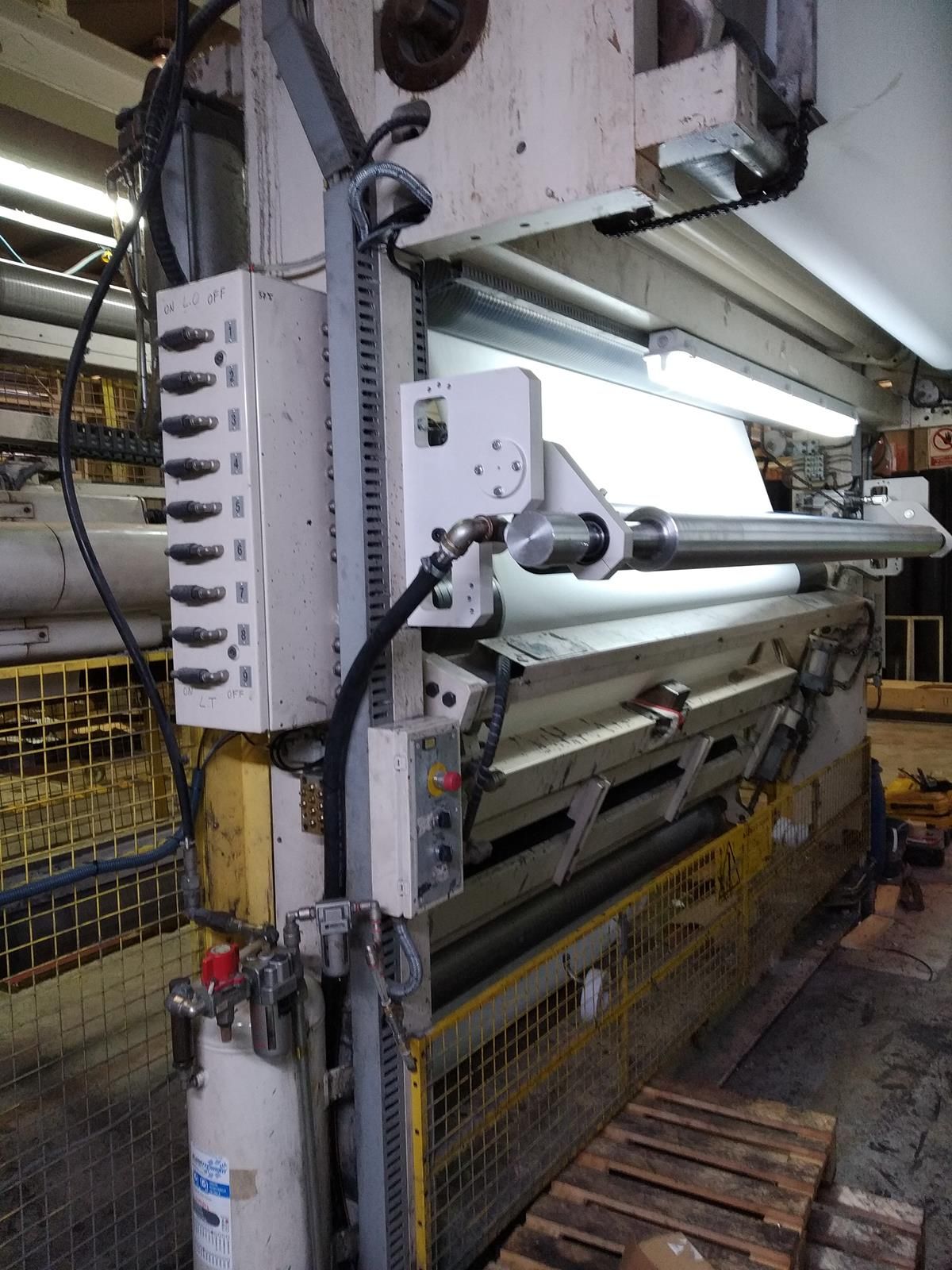 Una máquina está sentada sobre una paleta de madera en una fábrica.