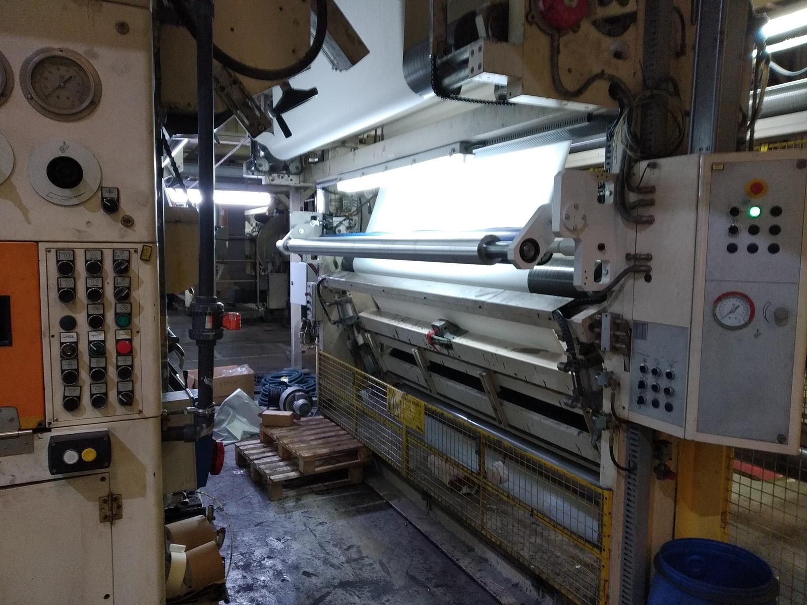 Una máquina está en una habitación con muchos botones.