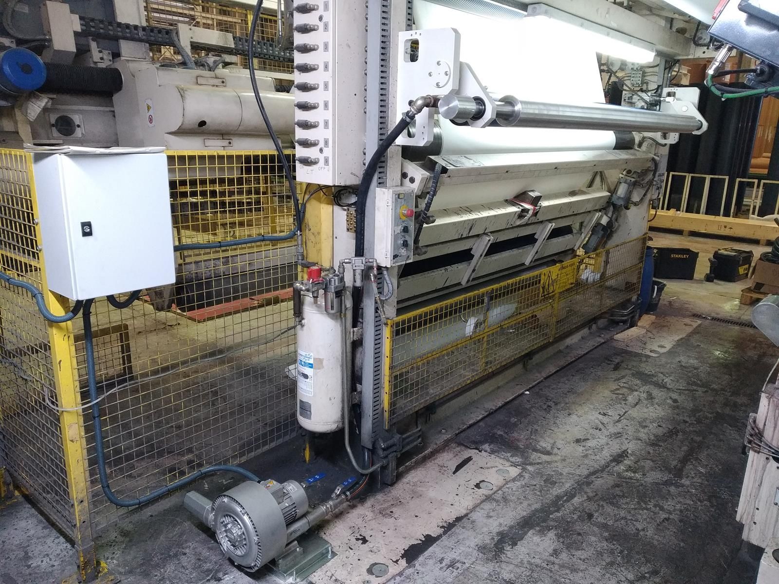 Una gran máquina está en el suelo en una fábrica.