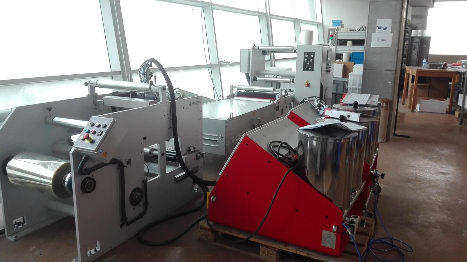 Una máquina está colocada sobre una paleta en una habitación.