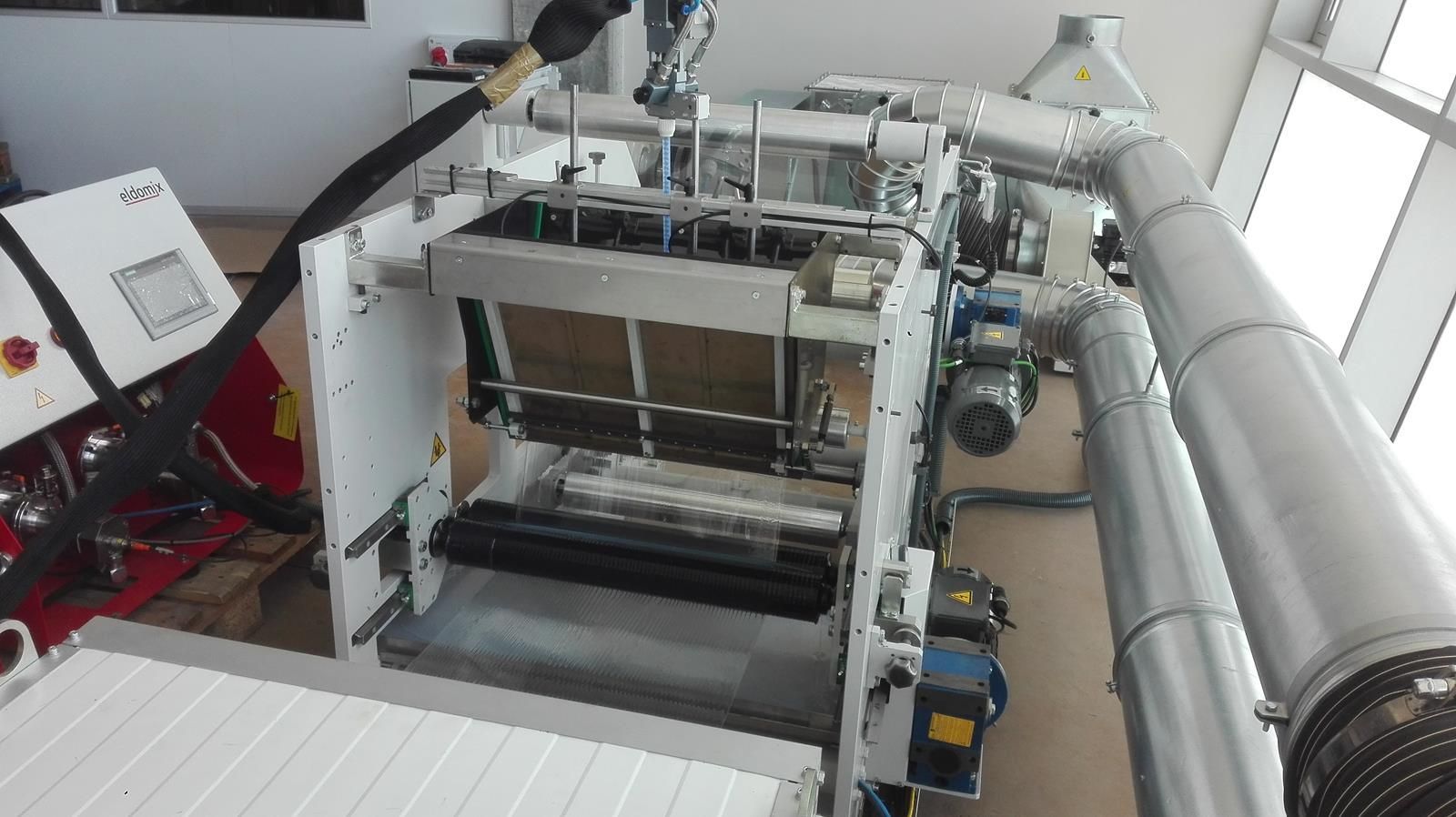 Una máquina está situada encima de una cinta transportadora en una habitación.