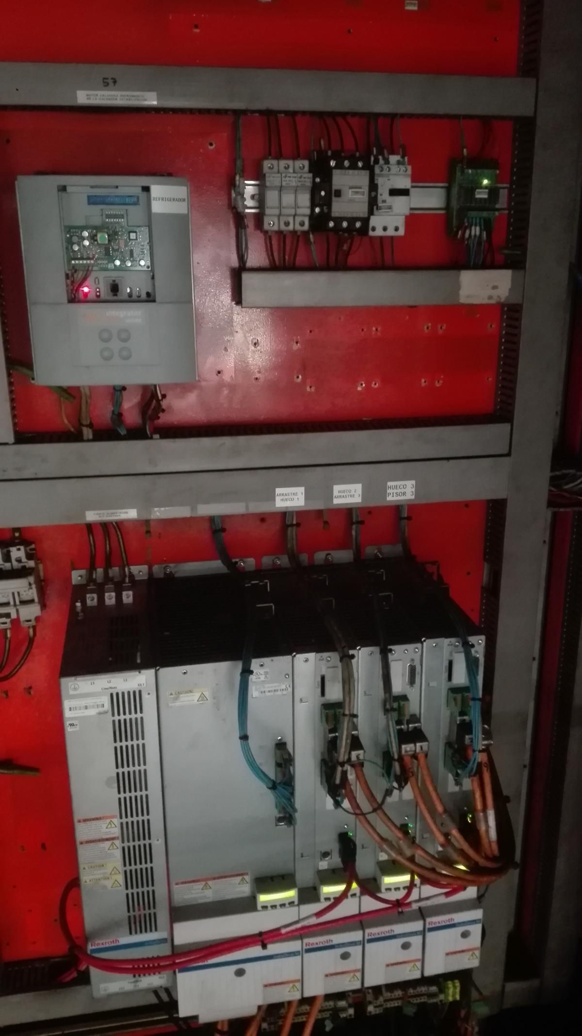 Un primer plano de un panel eléctrico con muchos cables saliendo de él.