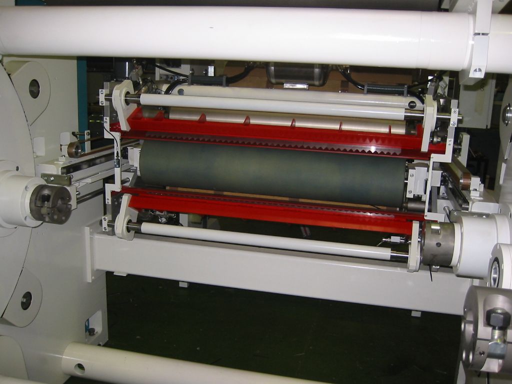 Una máquina que tiene un rodillo rojo encima.