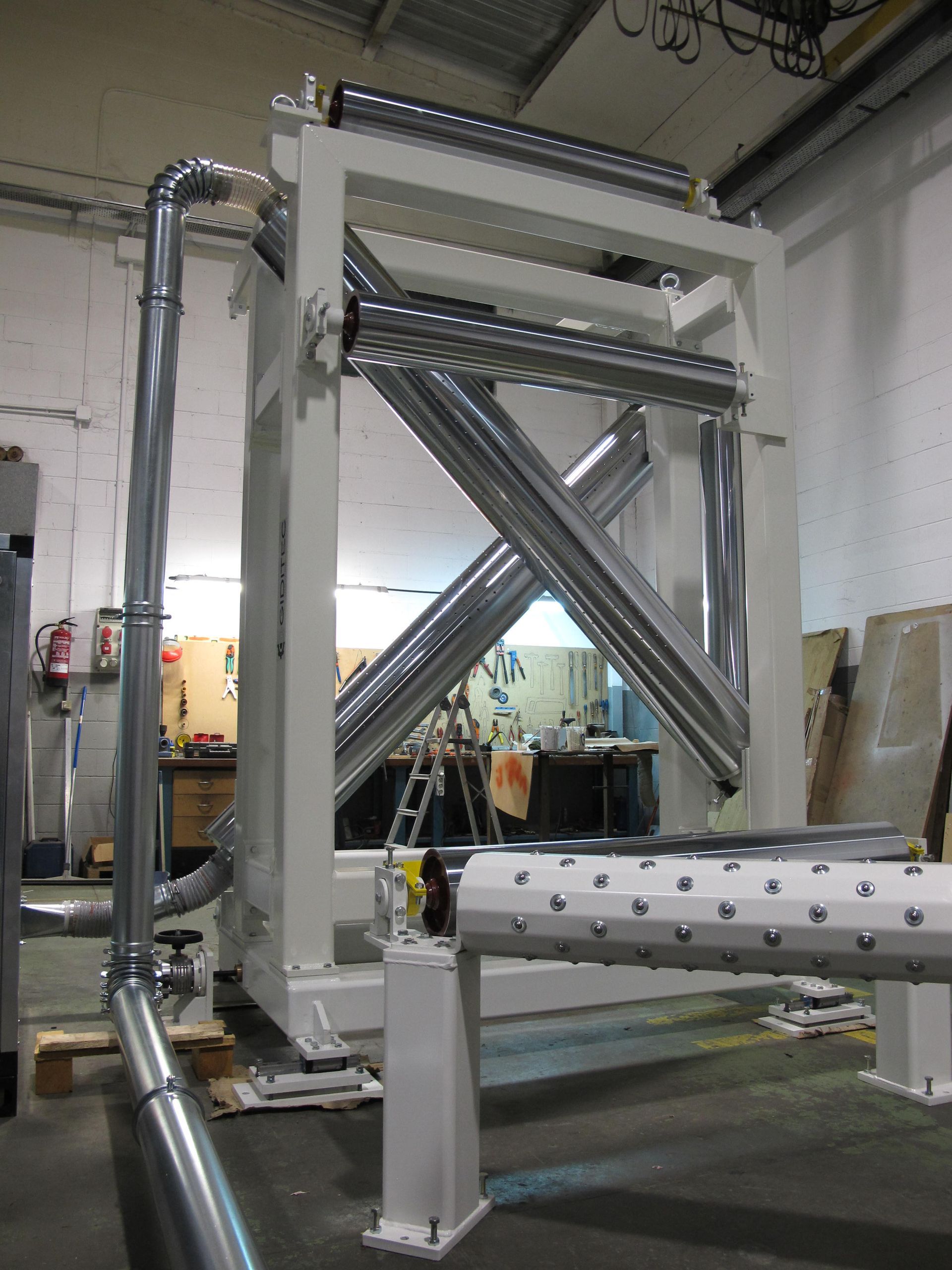 Una gran estructura de metal en una habitación con tuberías que salen de ella.