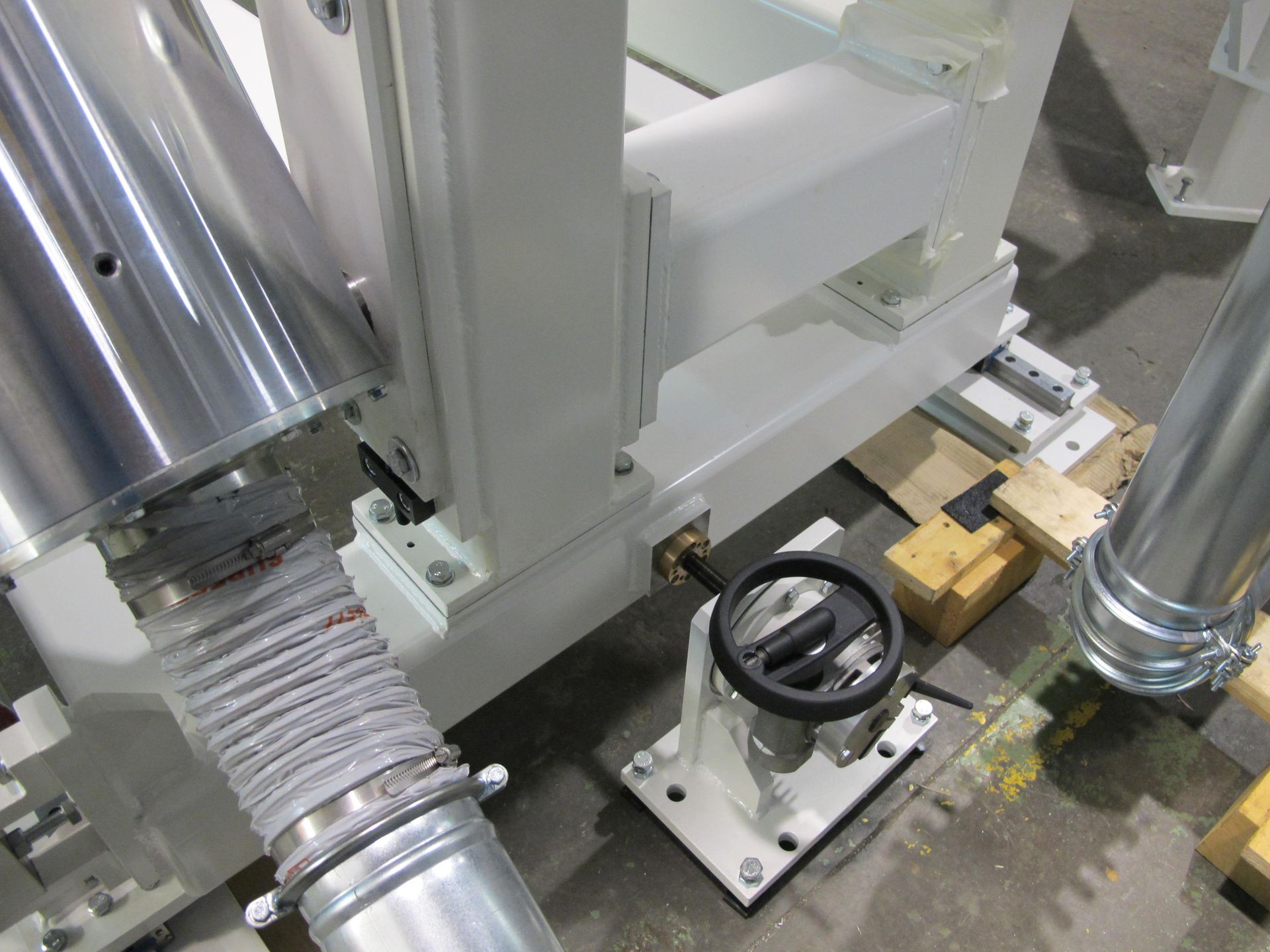 Un primer plano de una máquina con una manguera conectada a ella.