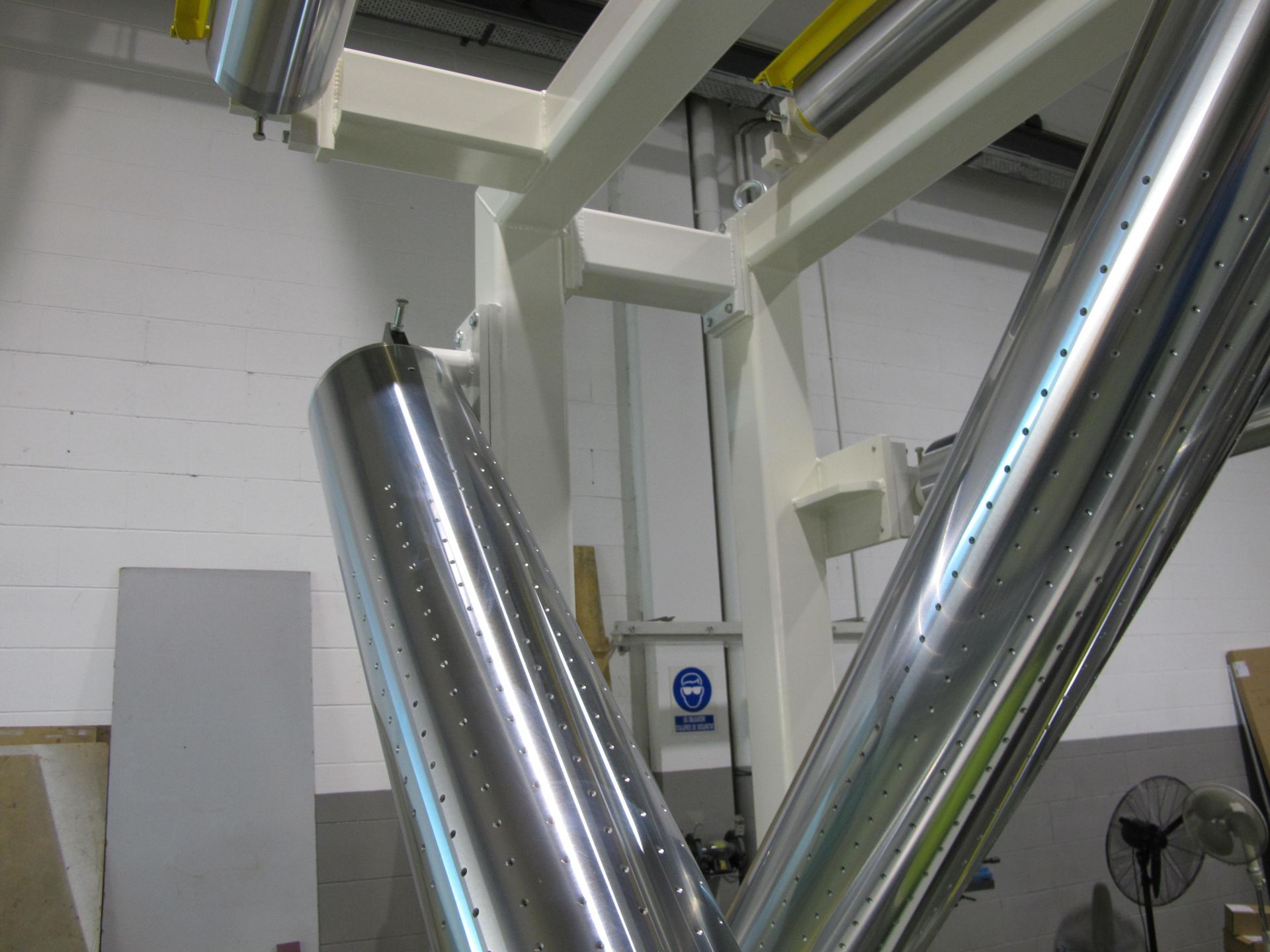 Hay una tubería de metal con agujeros en una habitación.