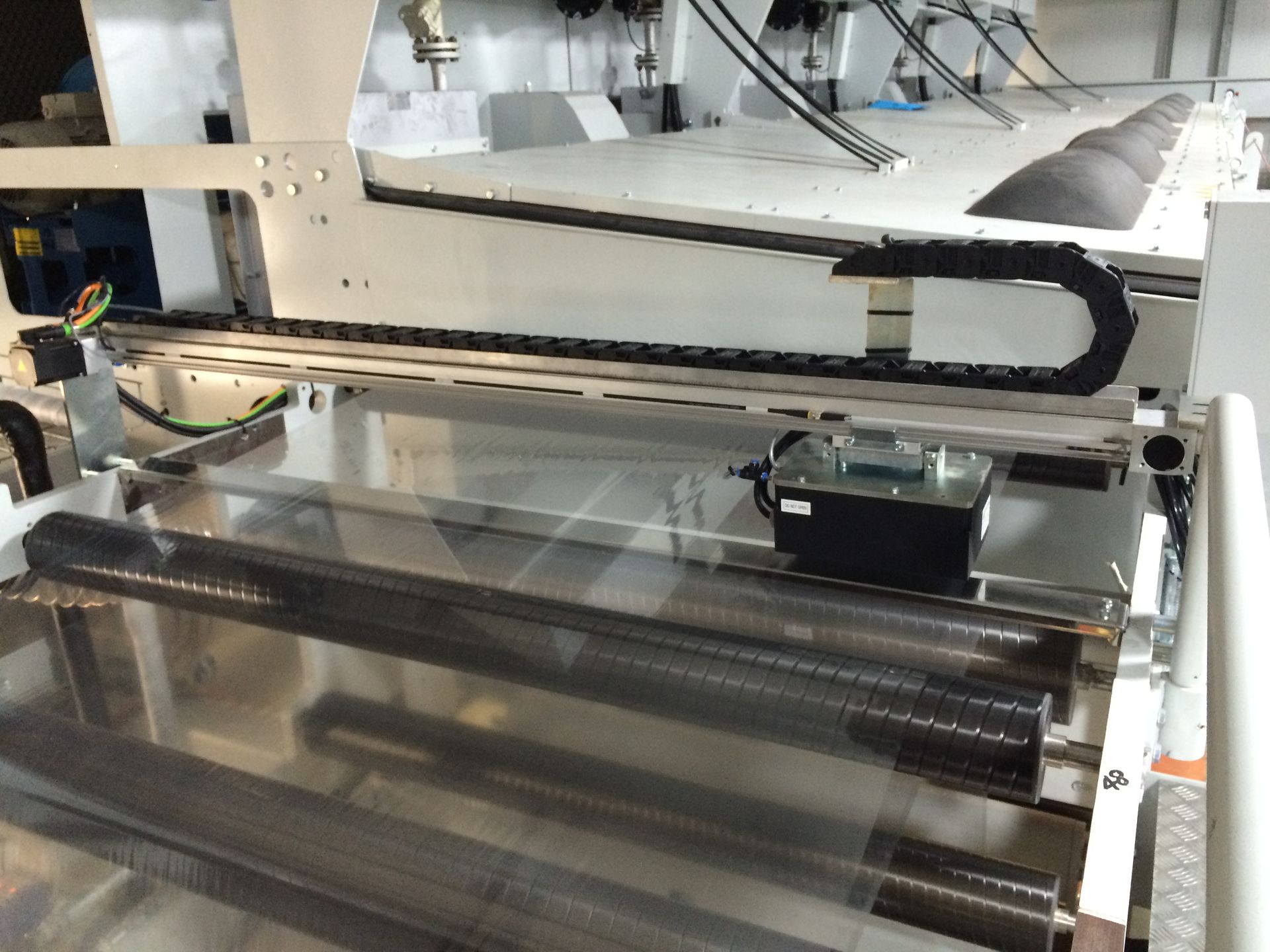 Una máquina con una cinta transportadora unida a ella.