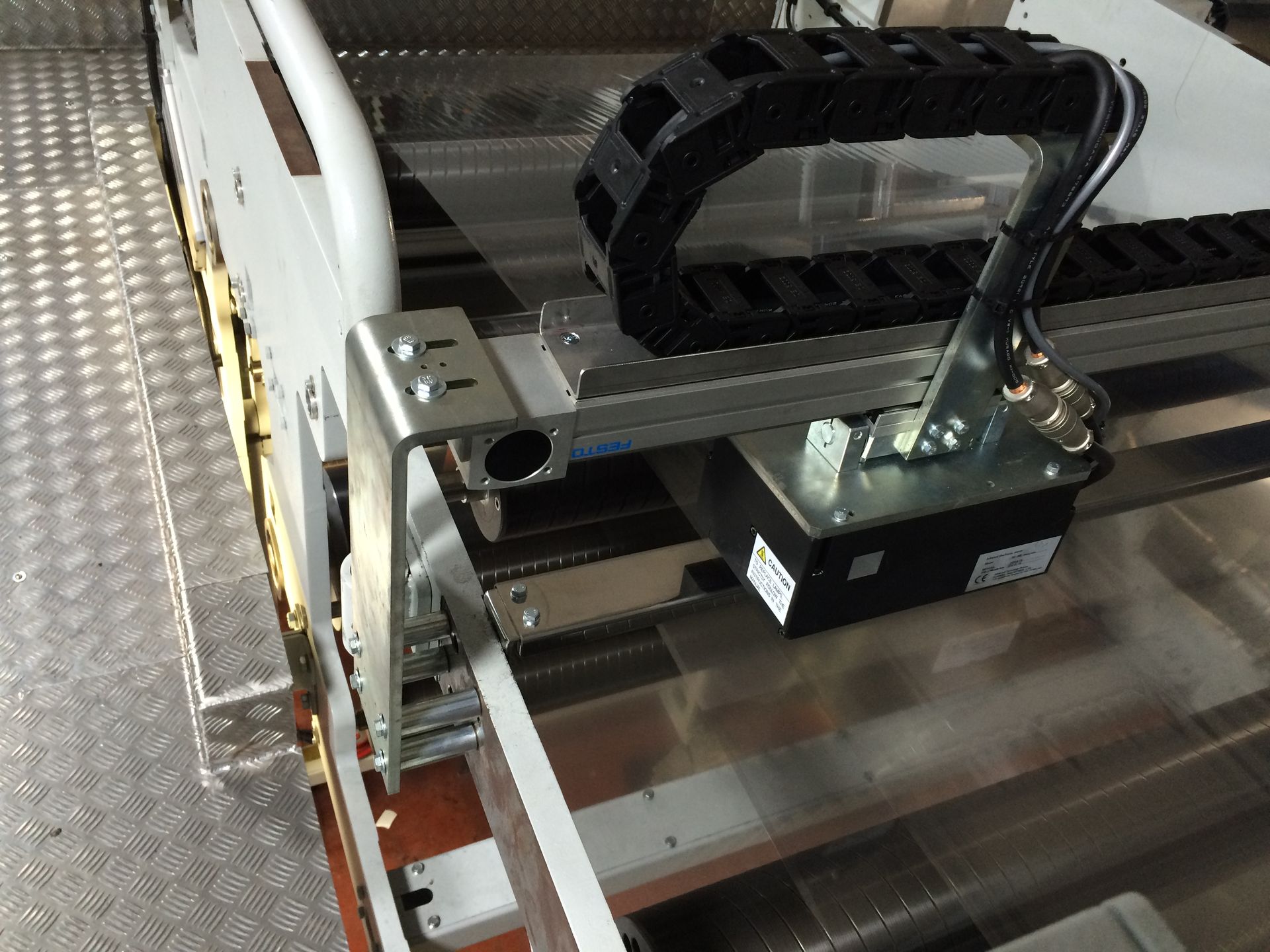 Una cinta transportadora con una cadena negra unida a ella.