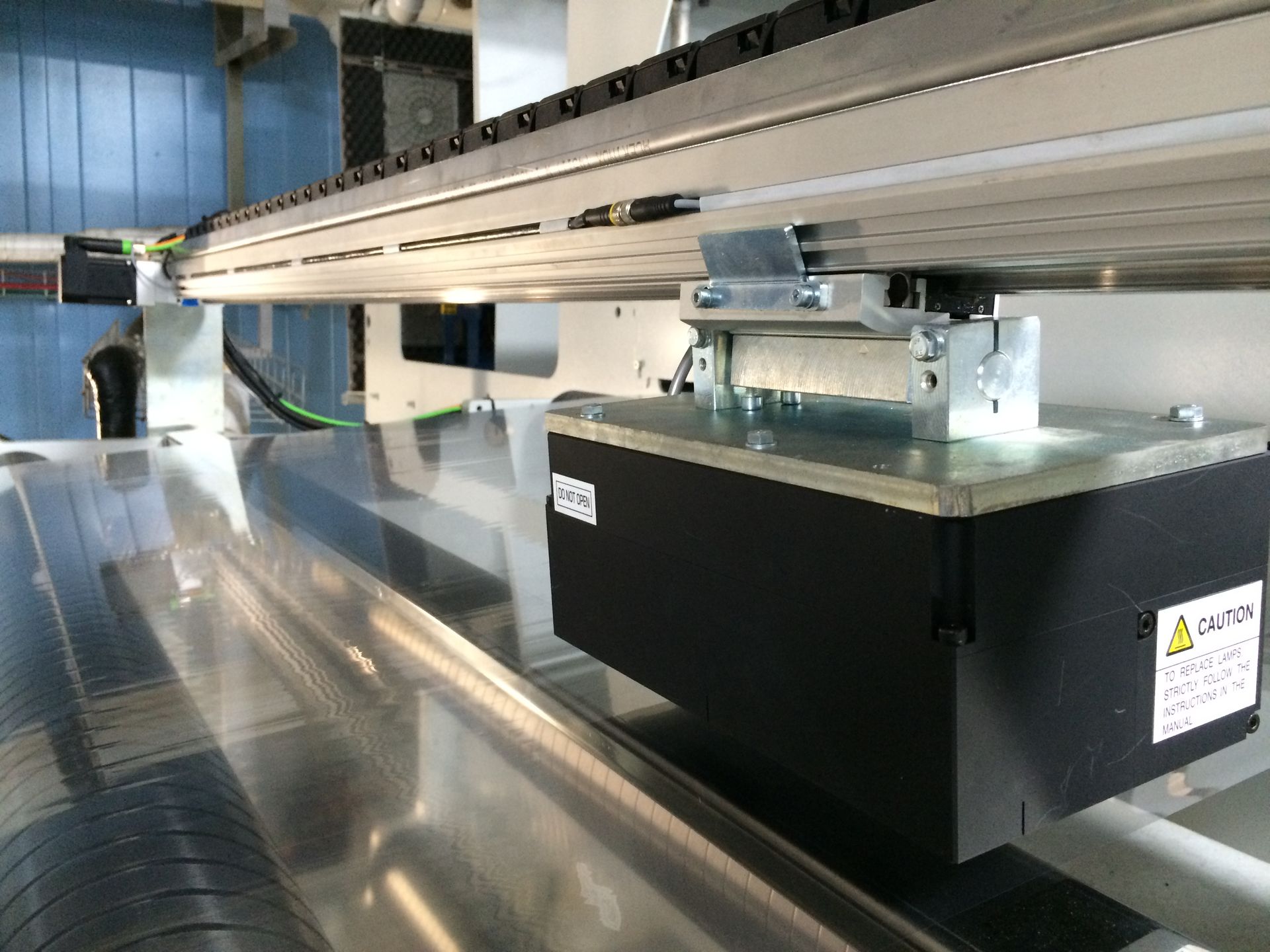 Un primer plano de una máquina con una caja negra encima.