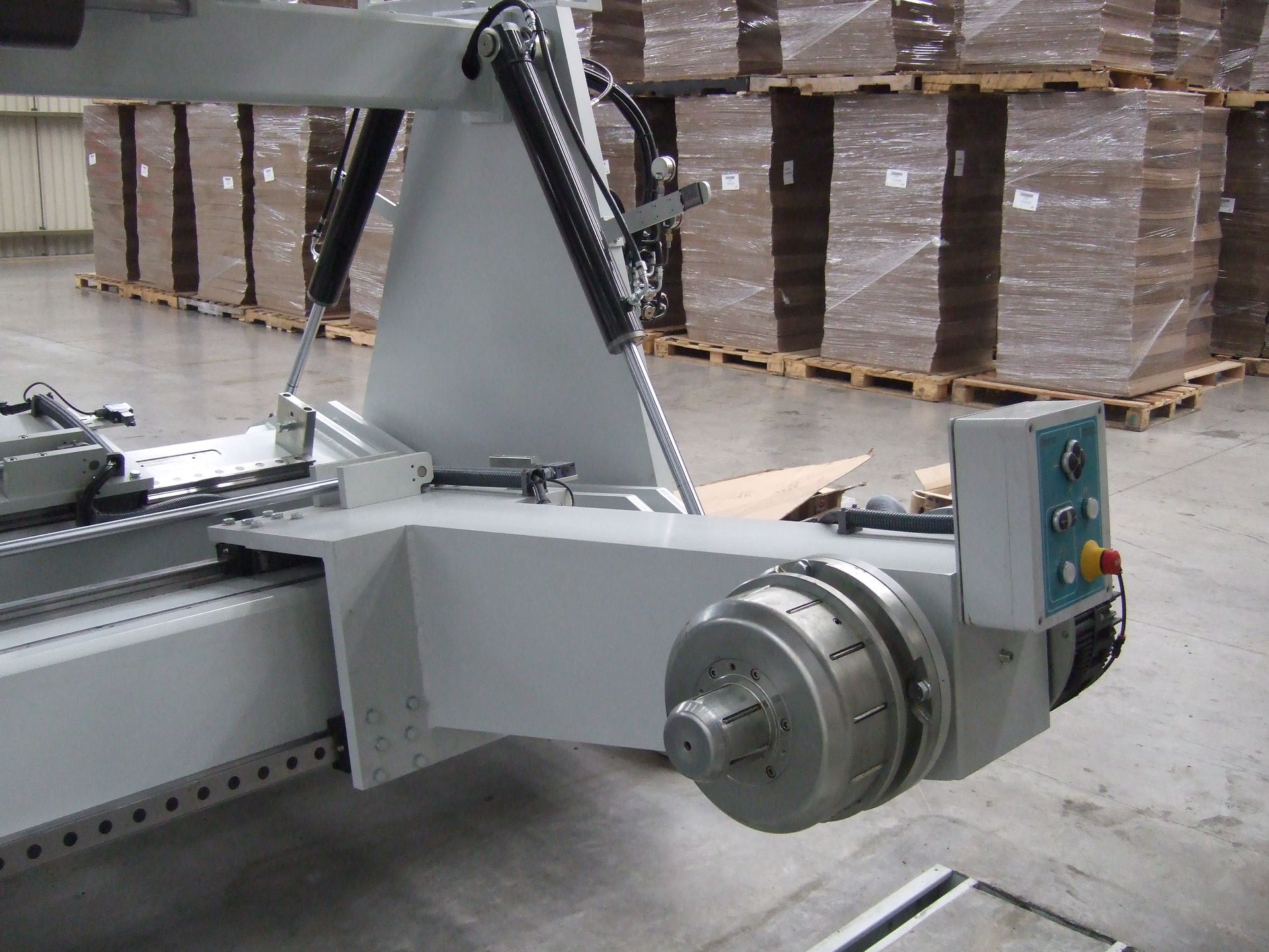 Una máquina en un almacén con cajas al fondo.