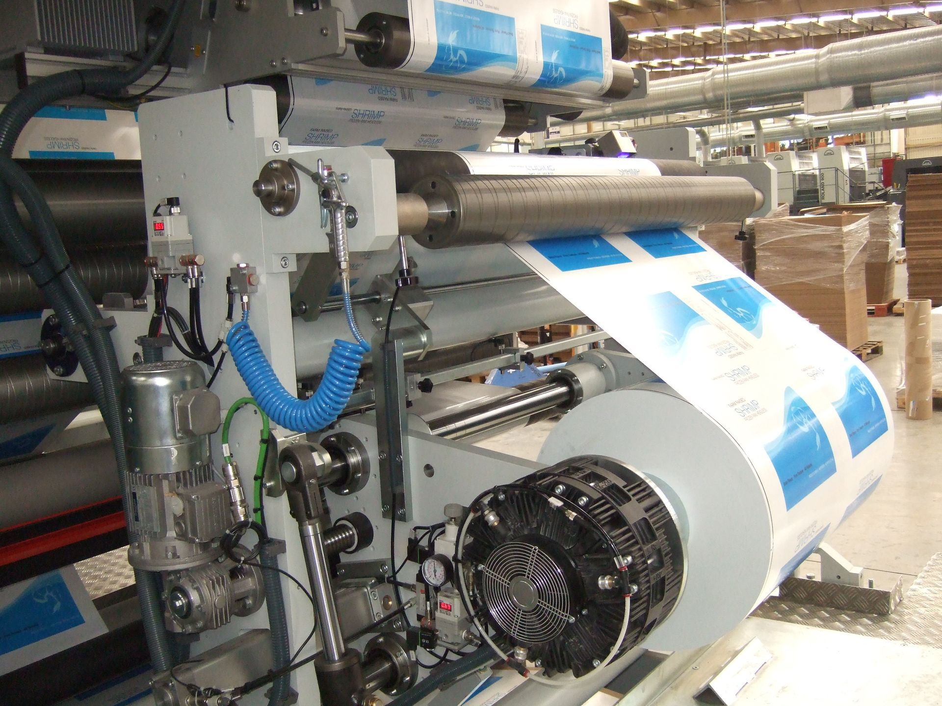 Una máquina que fabrica un rollo de papel.