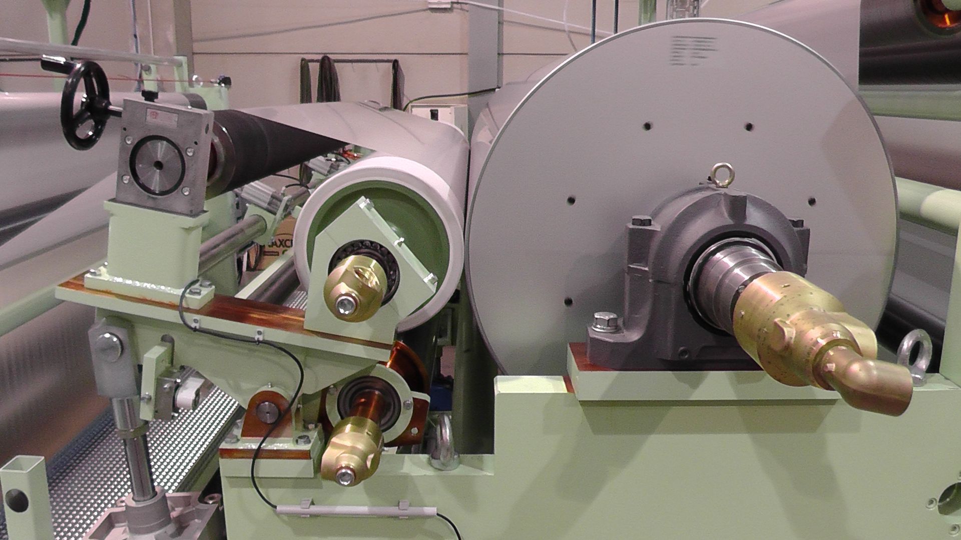 Una máquina está sentada sobre una mesa en una fábrica.