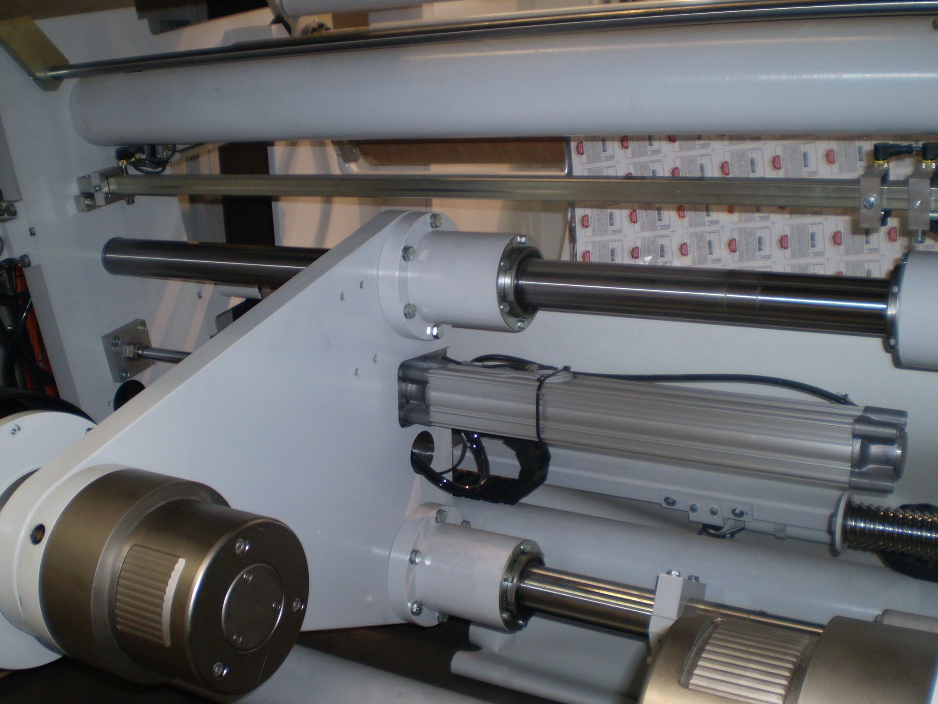 Un primer plano de una máquina con muchas piezas metálicas.