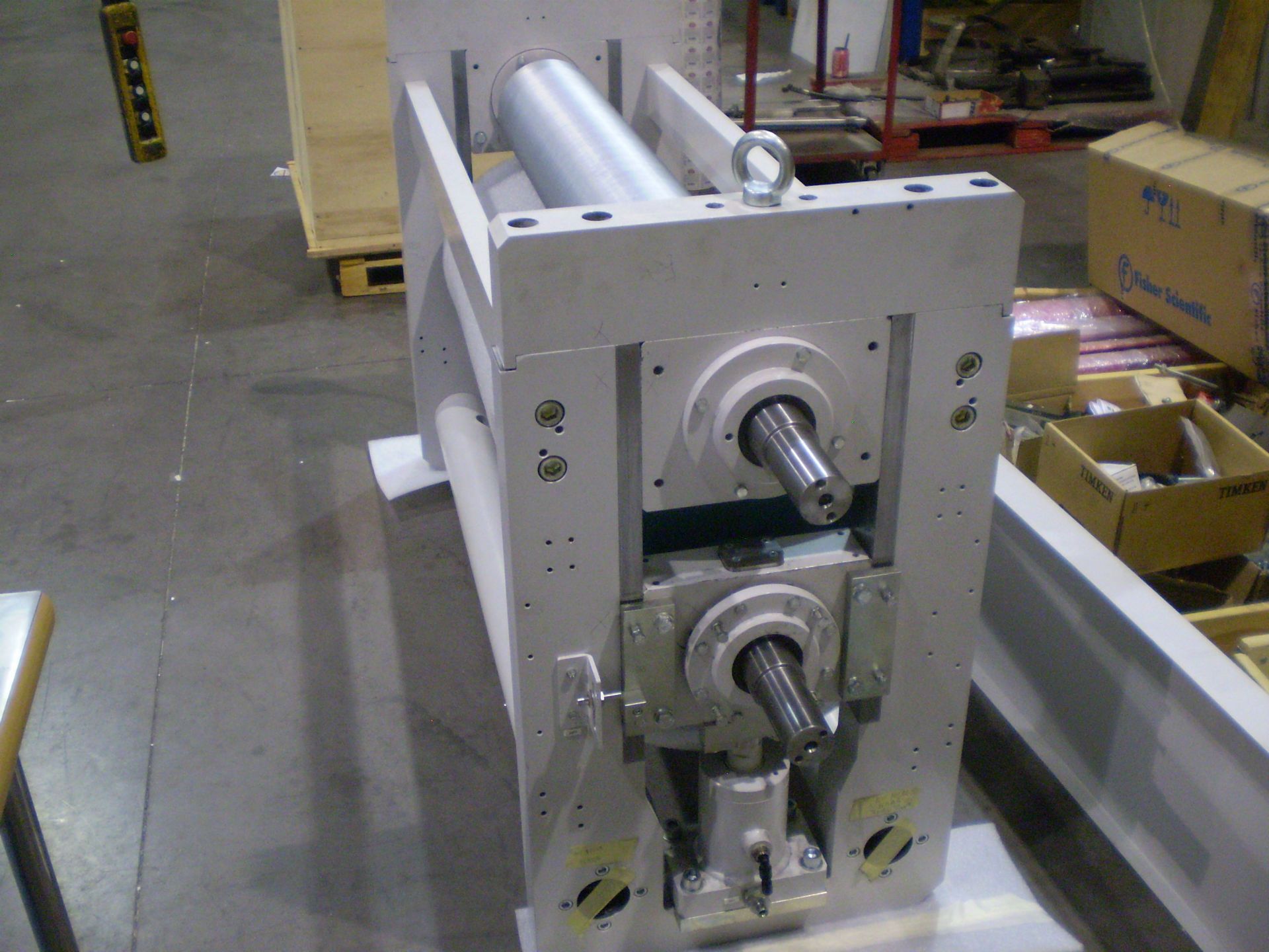 Una máquina está sentada sobre una mesa en un almacén.