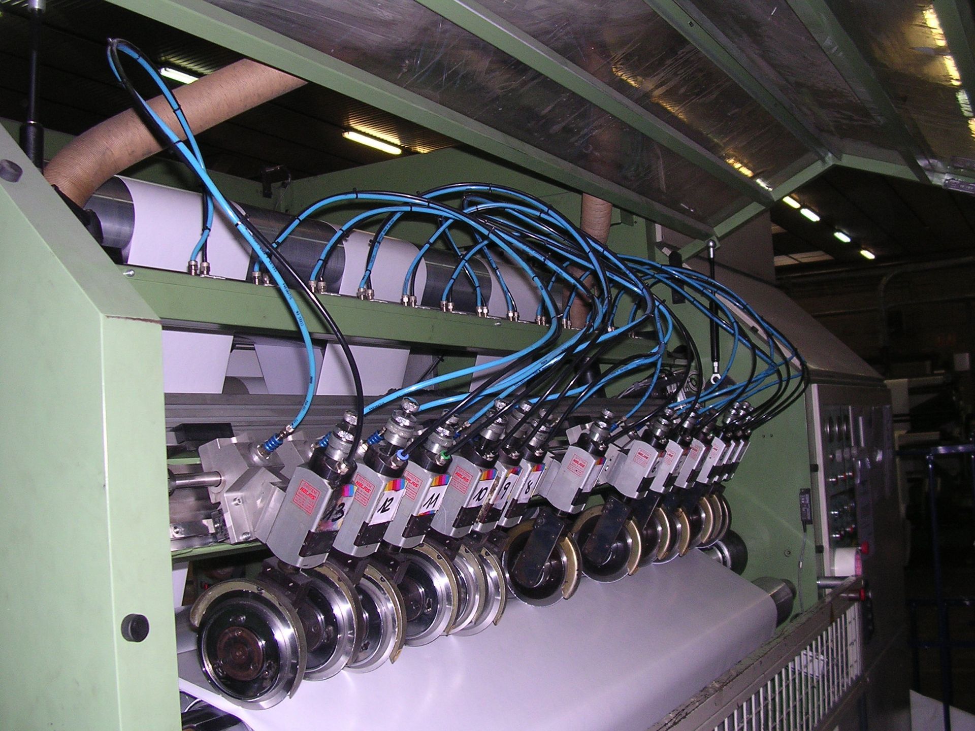 Una máquina con muchos cables saliendo de ella.