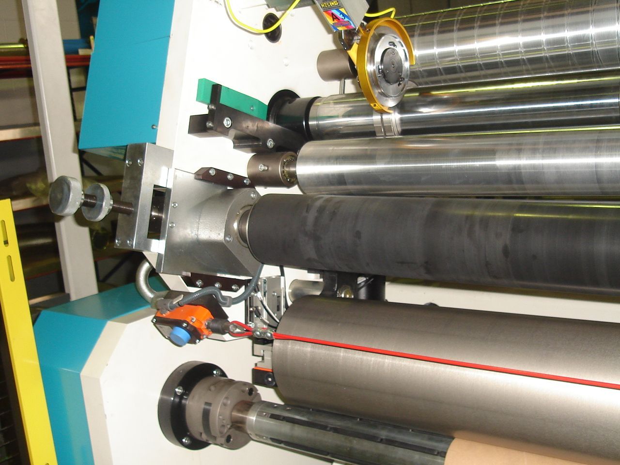 Una máquina con muchos rodillos.