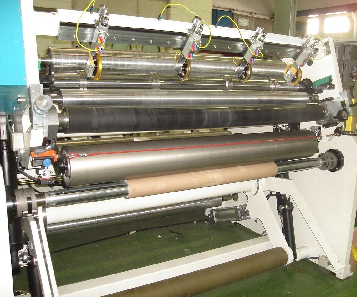 Una máquina está sentada sobre un suelo verde en una fábrica.