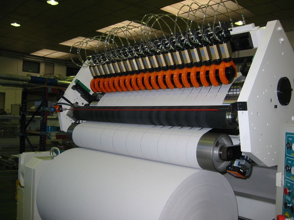 Una máquina que corta un rollo de papel