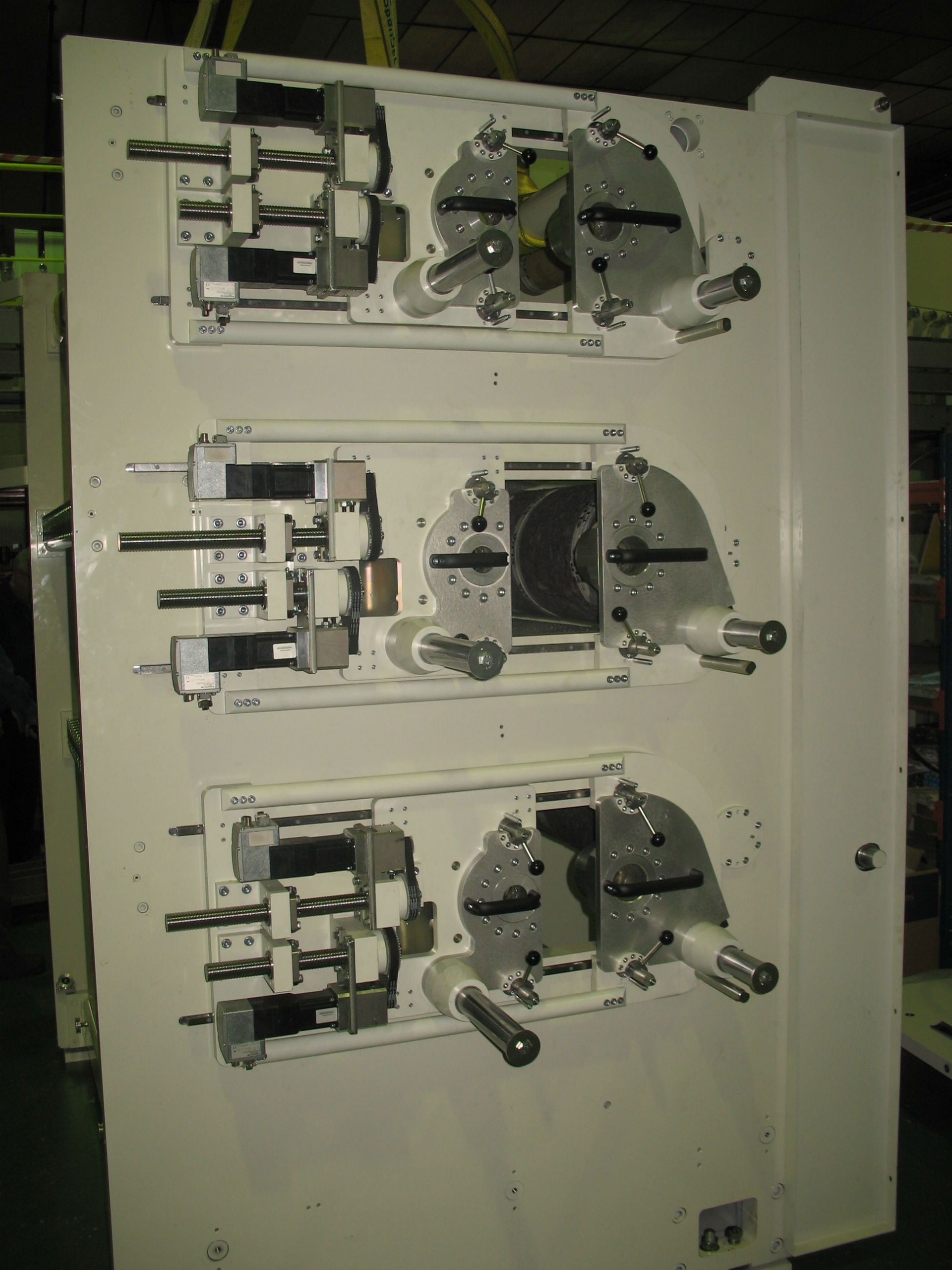 Una pared blanca con un montón de piezas mecánicas sobre ella.