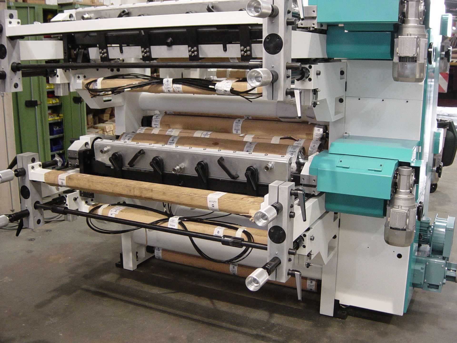 Una máquina con muchos rollos de papel.