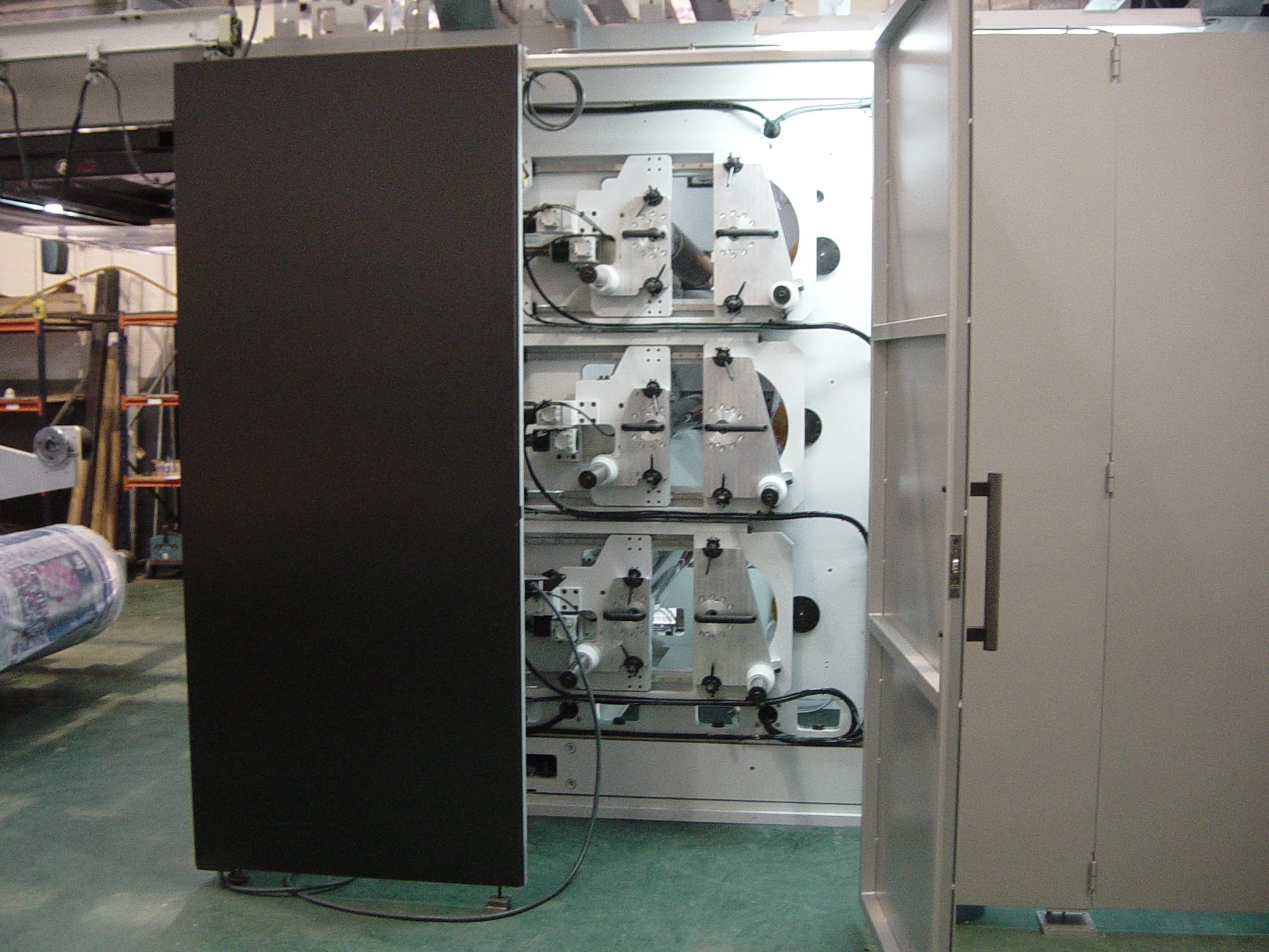 Una fila de rollos de papel están apilados uno encima del otro.