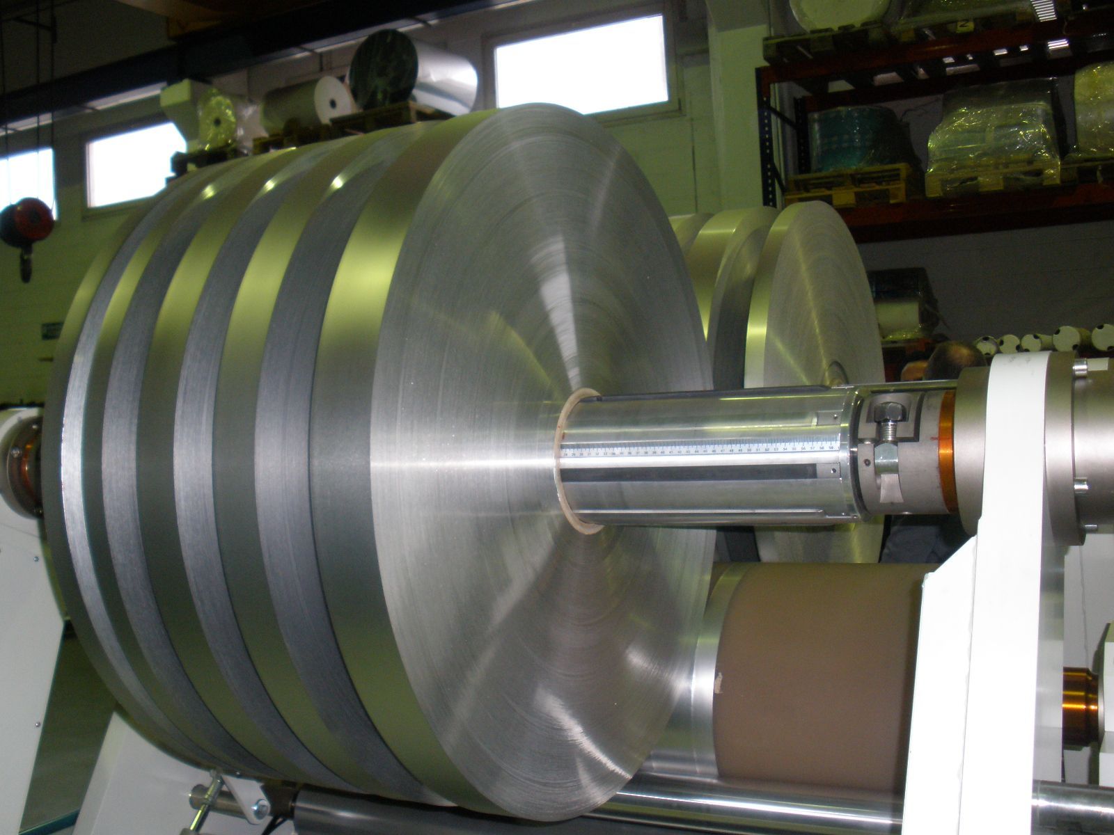 Un gran cilindro de metal se encuentra sobre una máquina en una fábrica.