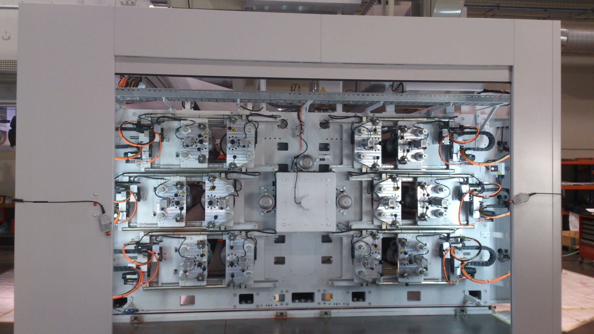 Una máquina grande se encuentra en una habitación de una fábrica.