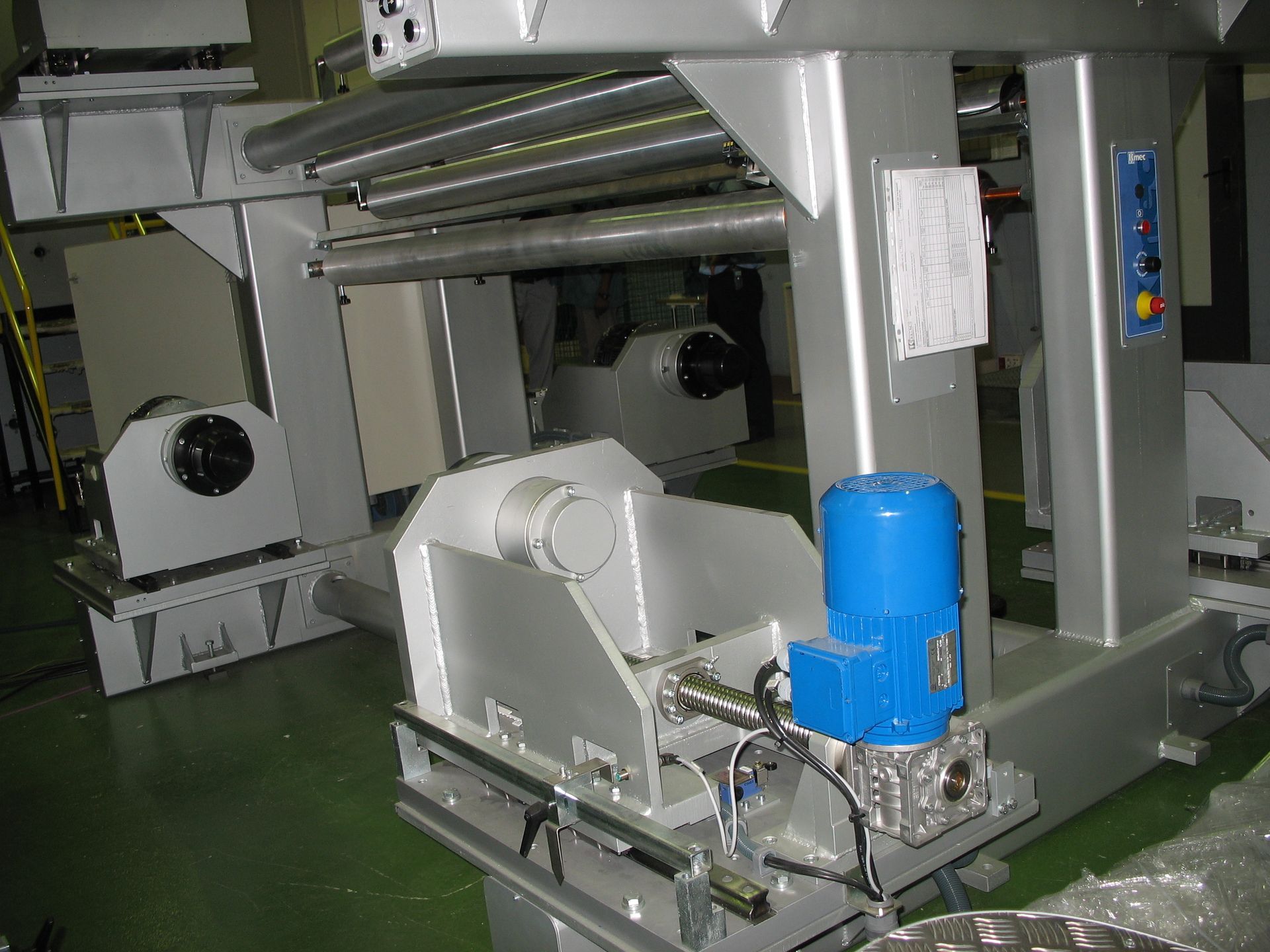 Una máquina con un motor azul encima.