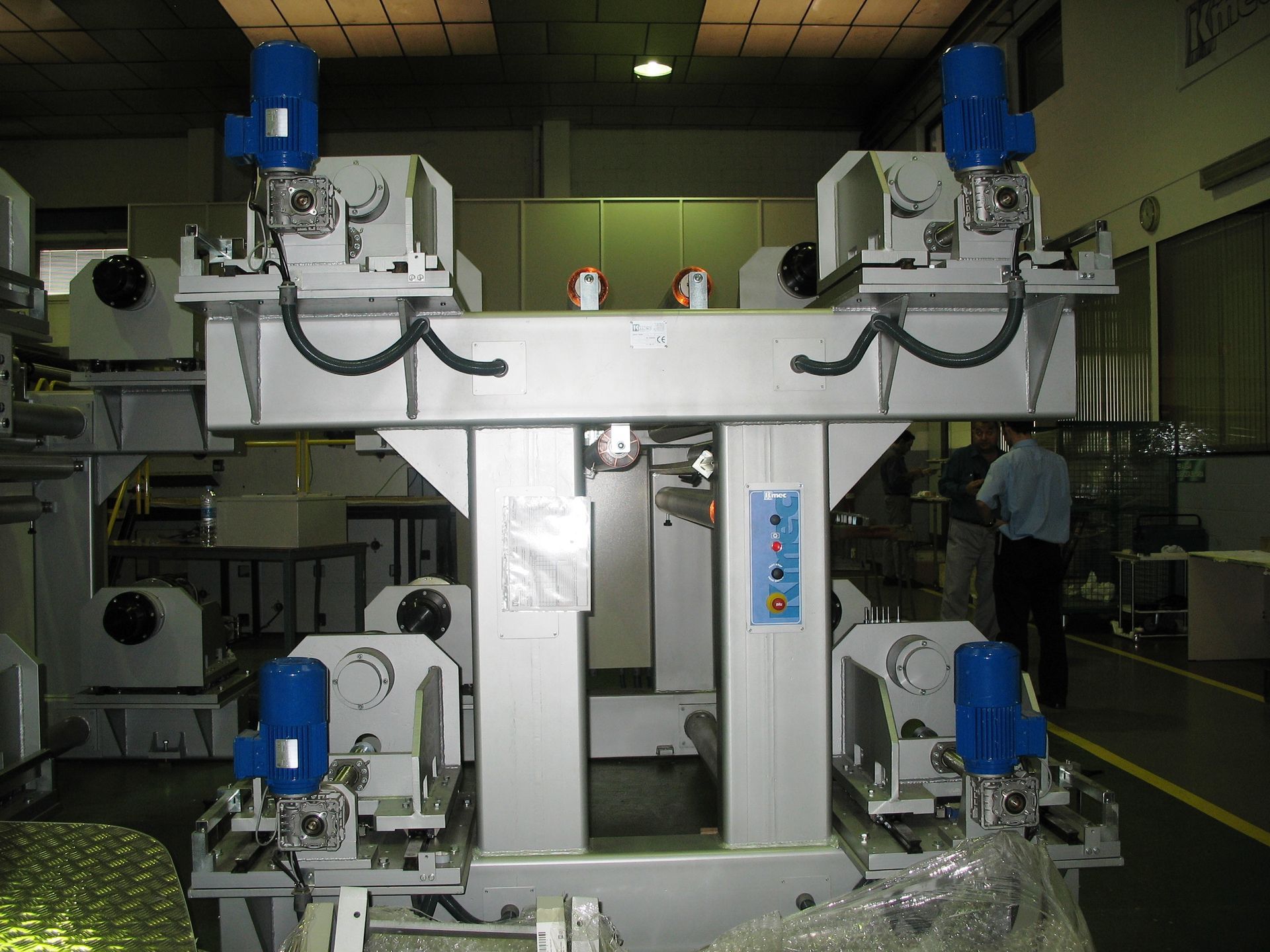 Una máquina en una fábrica con un motor azul.