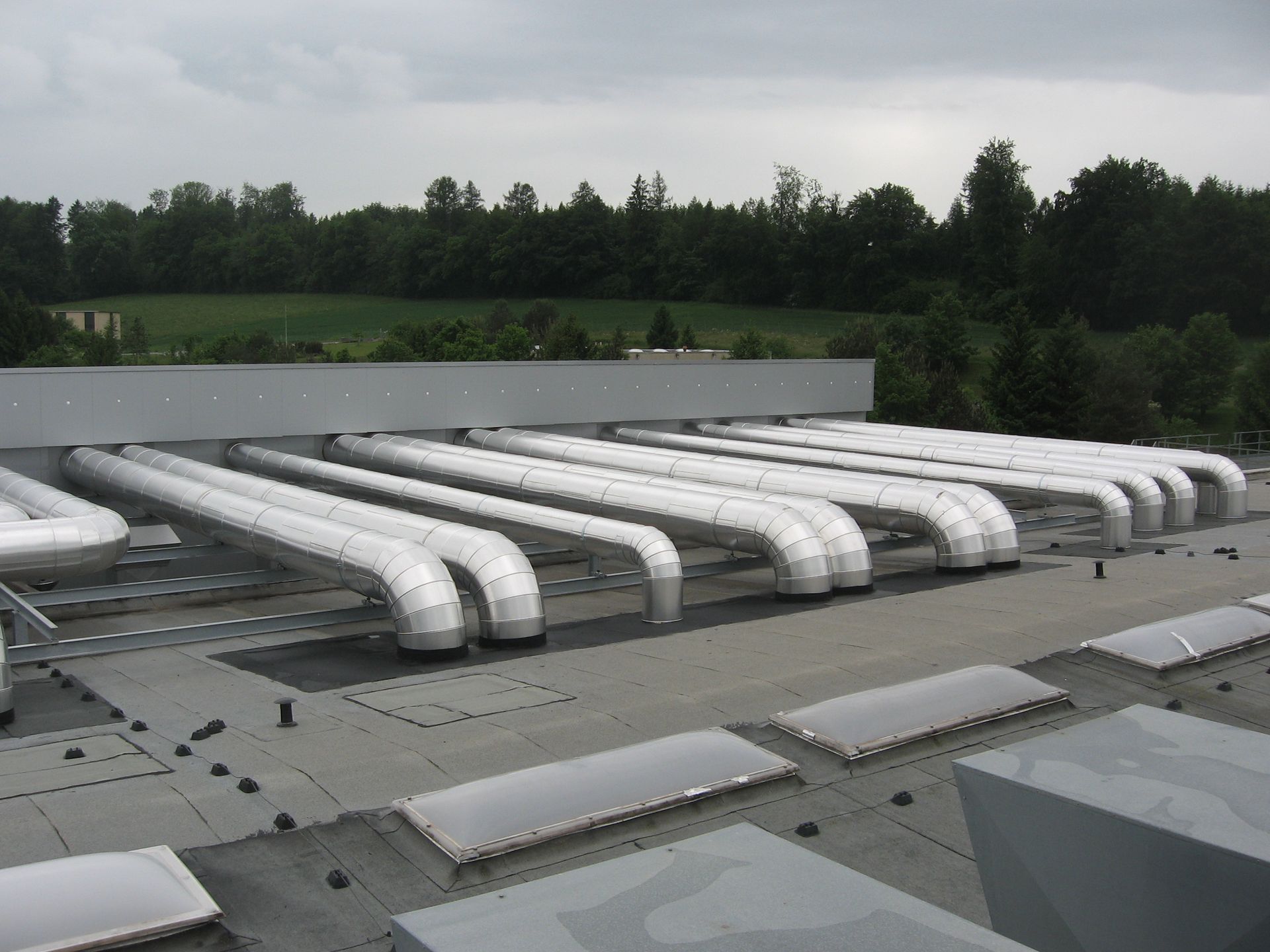 Una fila de tuberías en el techo de un edificio.