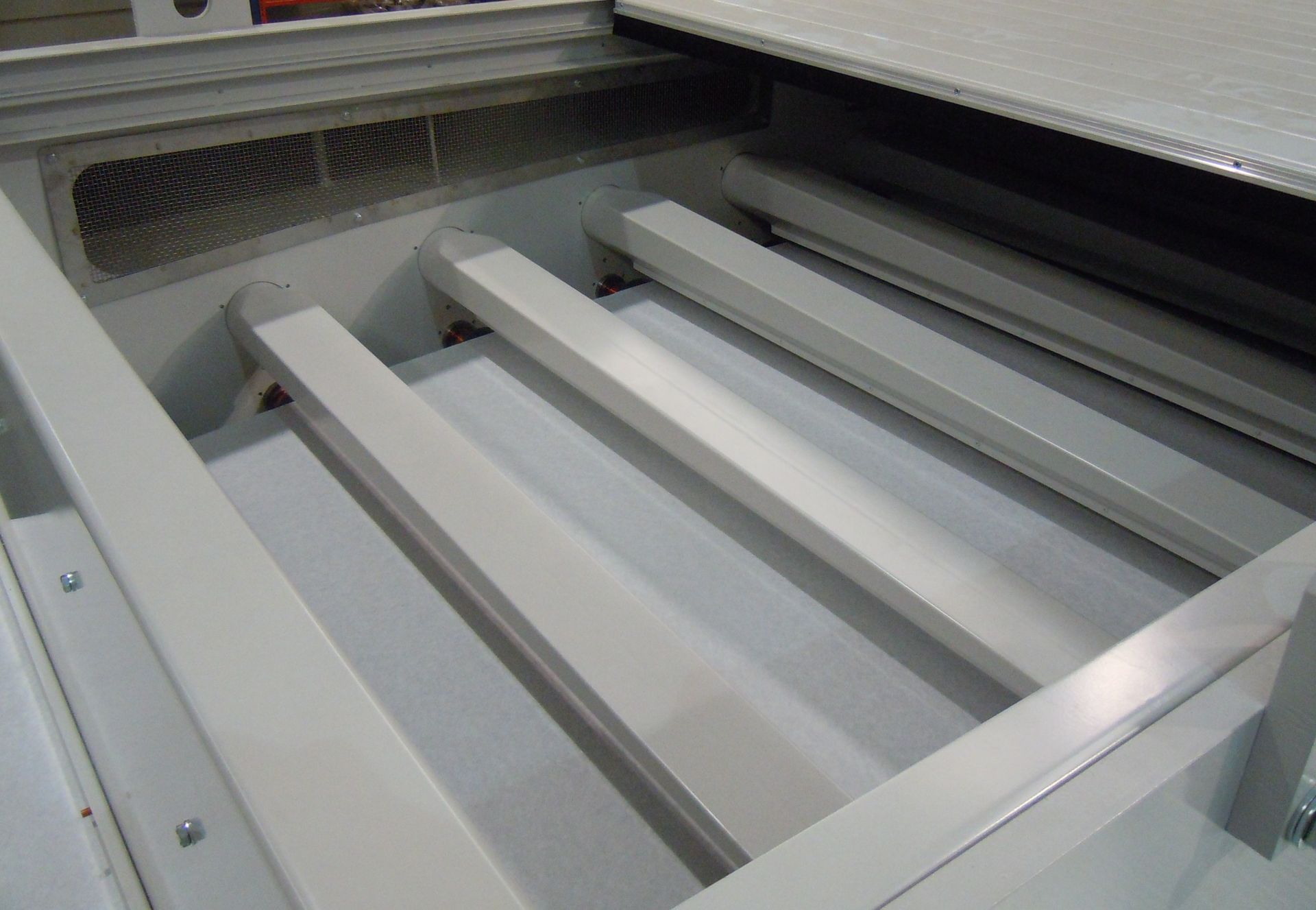 Una escalera blanca con estructura de metal y malla mosquitera.