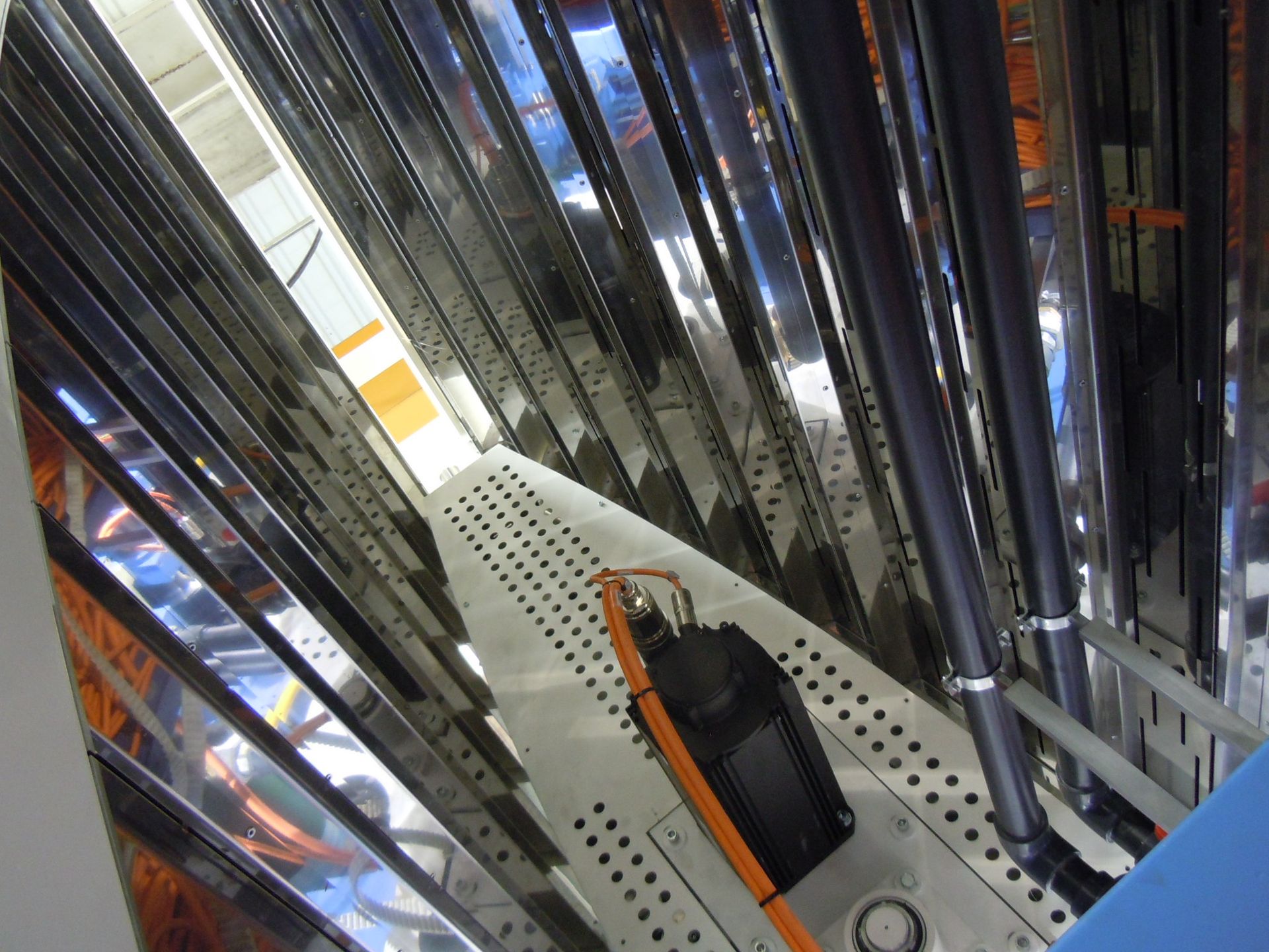 Una máquina con muchos cables saliendo de ella.