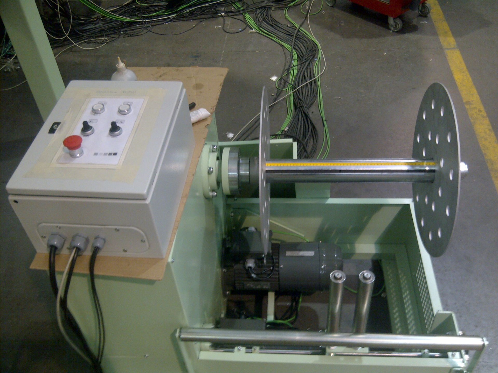 Una máquina con una caja que dice 'parada de emergencia'