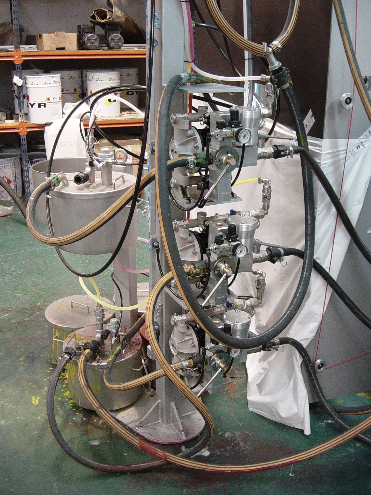 Un montón de cables están conectados a una máquina.