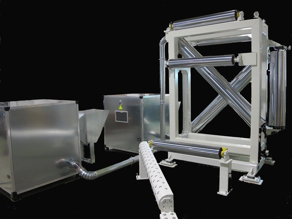 Una máquina está sentada encima de una mesa con un fondo negro.