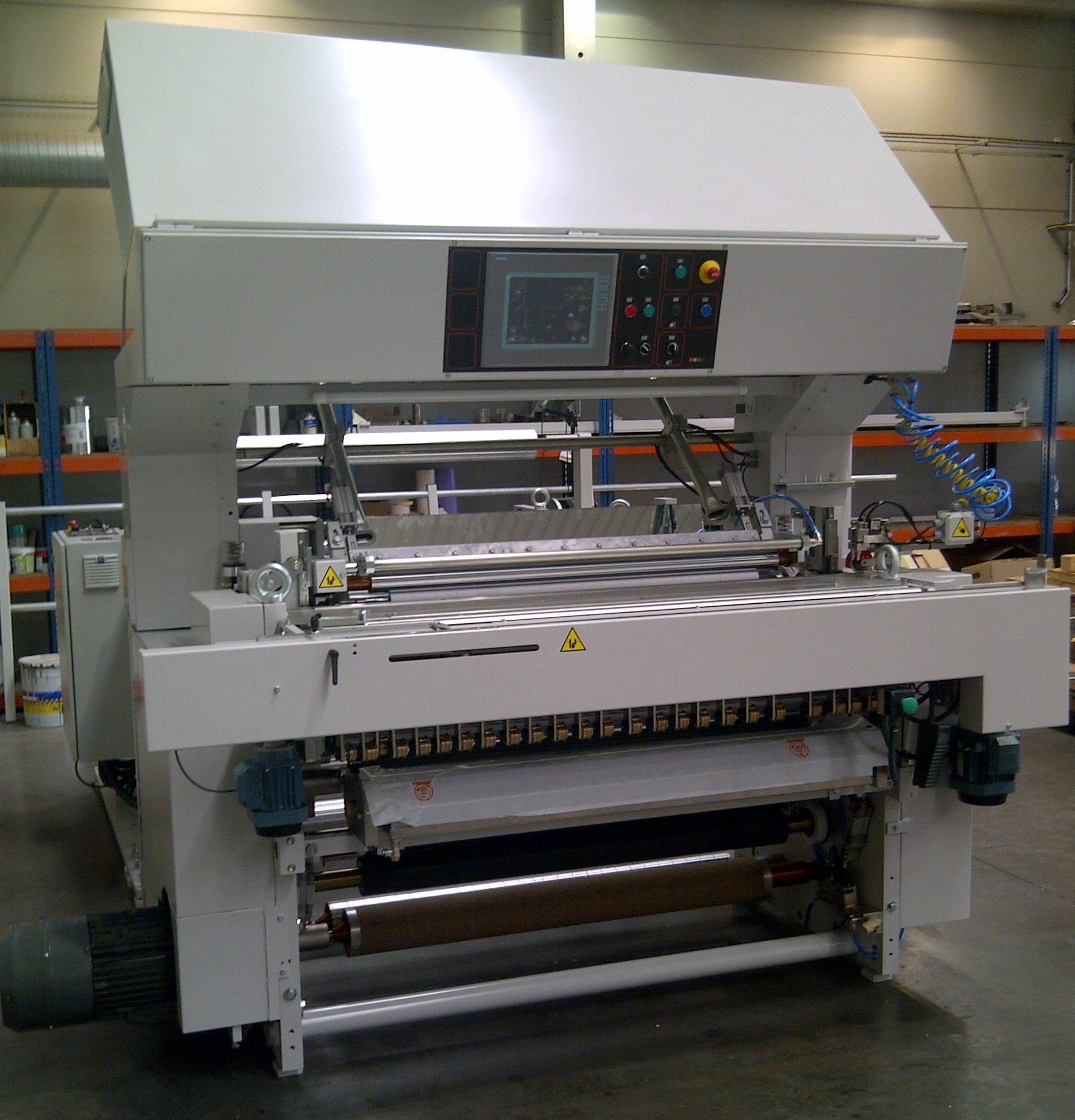 Una máquina con un cartel de advertencia amarillo.