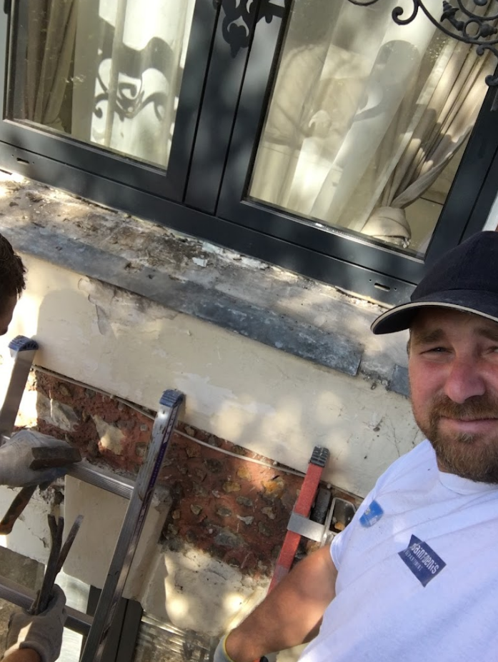 Artisan en train de refaire la zinguerie