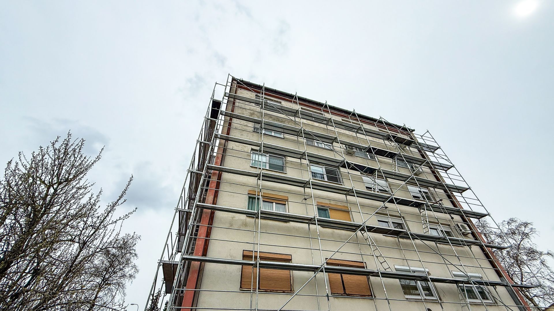 Façade d'un bâtiment en rénovation avec des échafaudages.