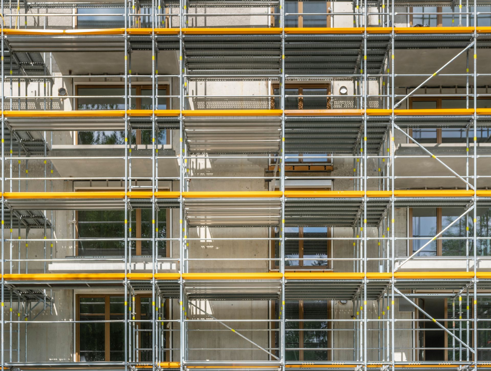 Échafaudage sur la façade d'un bâtiment avec fenêtres.