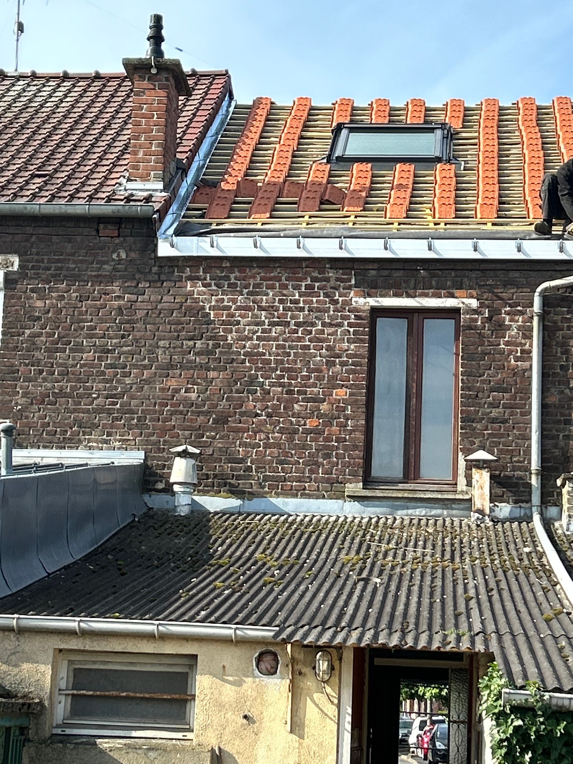 Réfection partielle d'une toiture avec fenêtre de toit