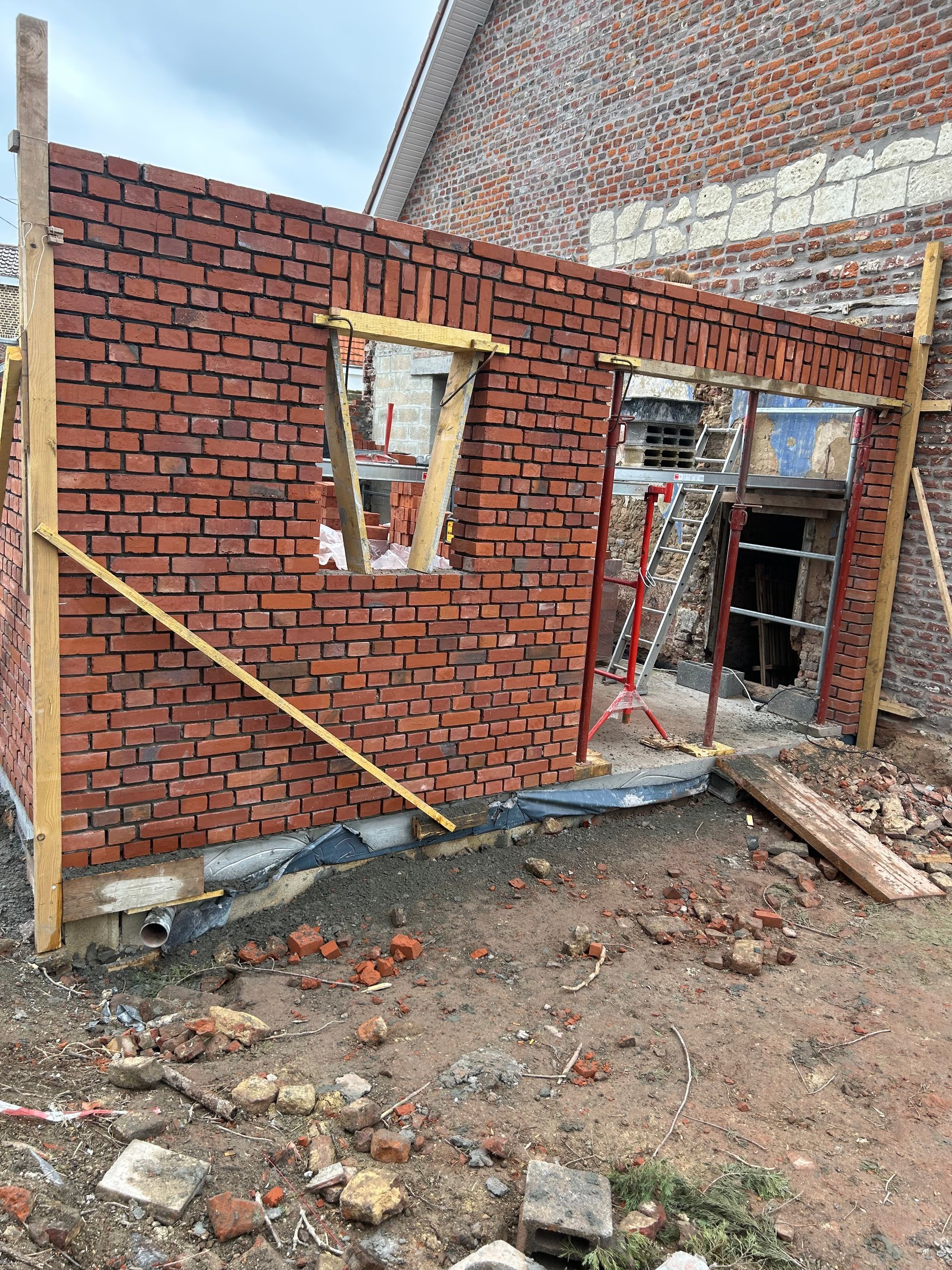 Façade en brique en cours de rénovation