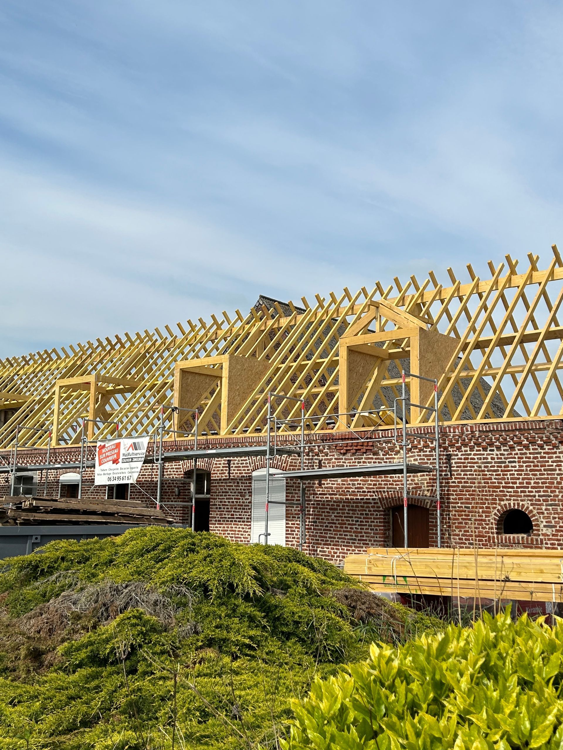 Une charpente fermette en cours de construction