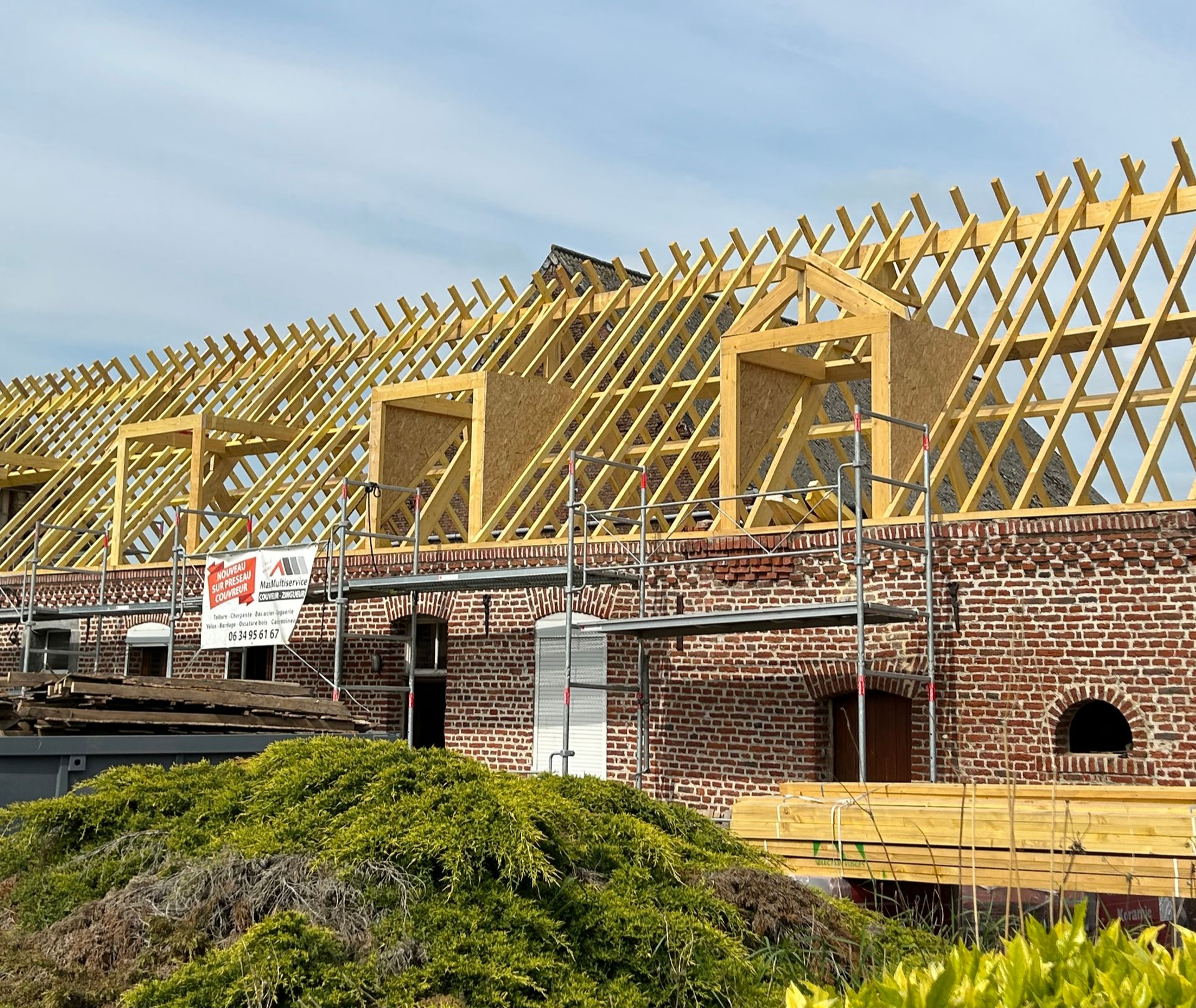 Assemblage d'une charpente par l'entreprise Max Multiservice