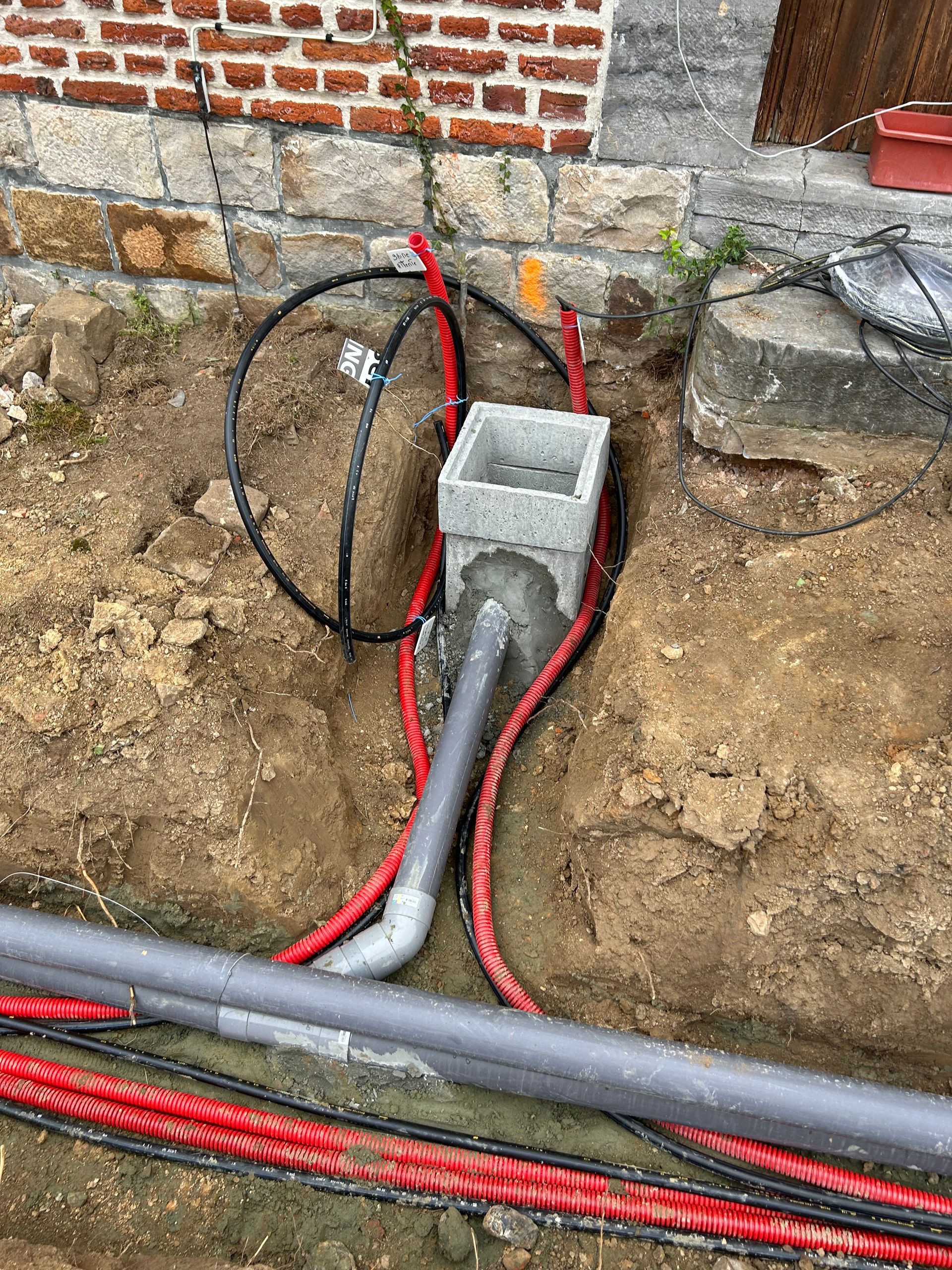 Puisard de fosse septique près d'une maison