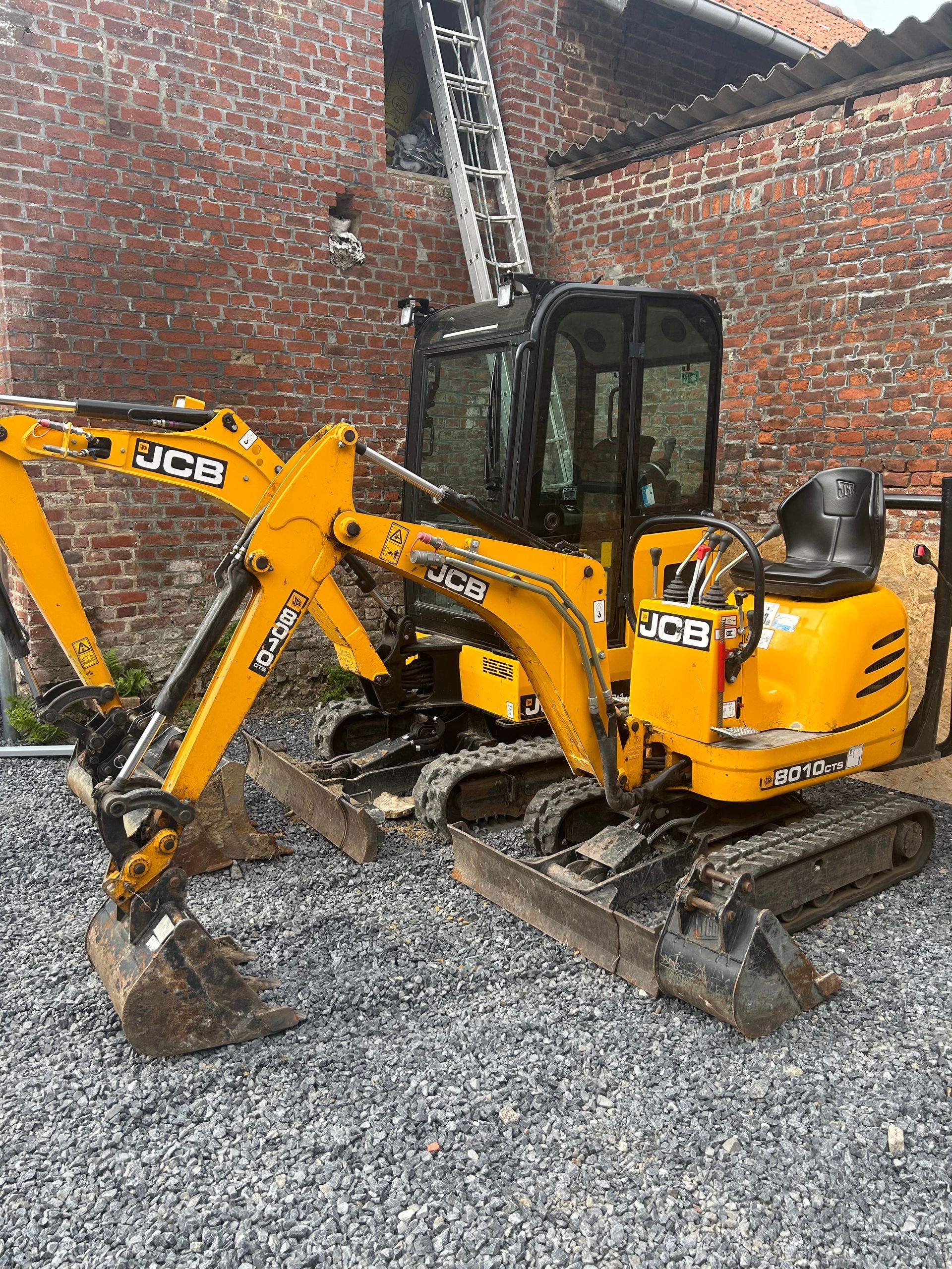 Deux machines de l'entreprise Max Multiservice