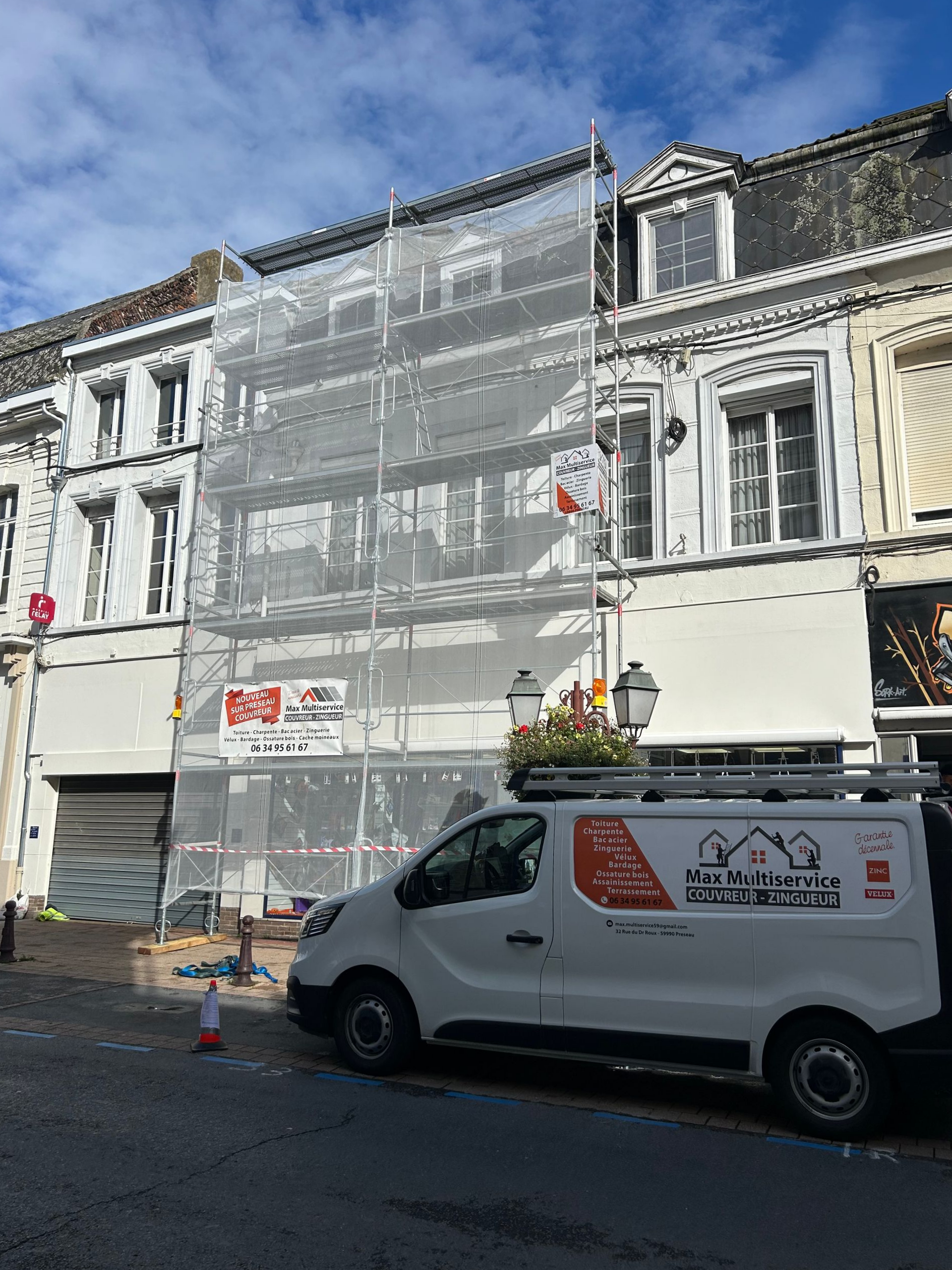 Ravalement de façade avec échafaudage en ville